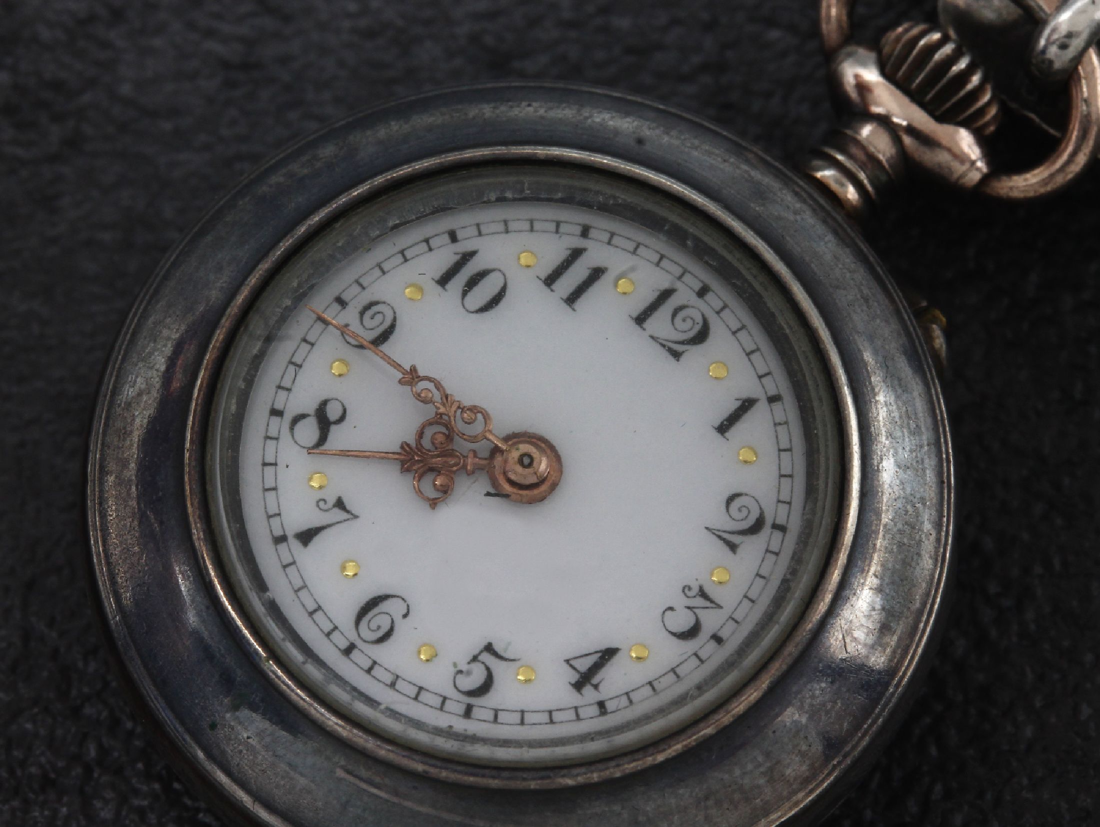 Detail a: Jugendstil Damentaschenuhr, Silber, um 1900, mit dazugehöriger Brosche, Fkt. nicht überprüft, typ. Jugendstilmotiv