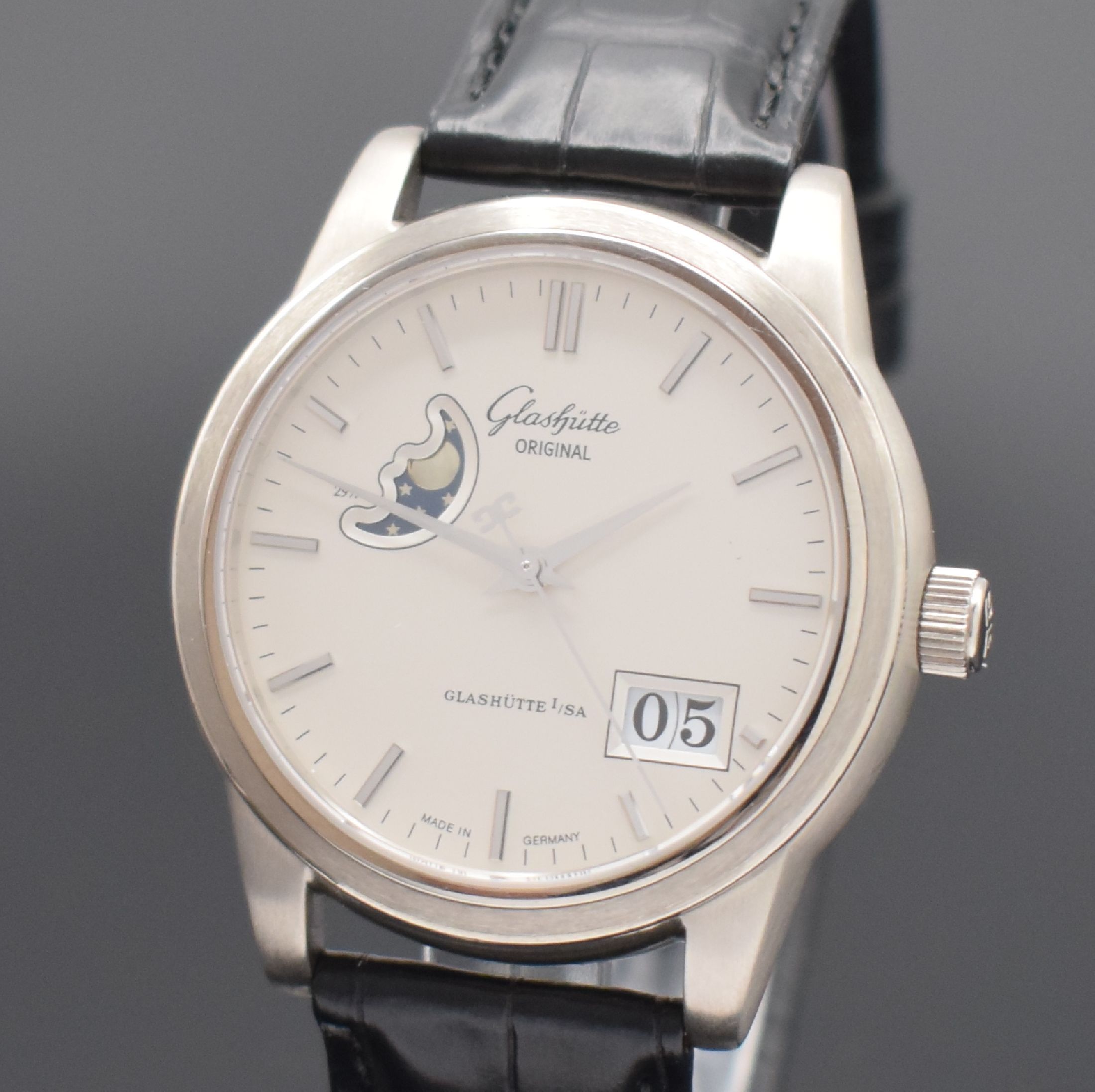 Detail a: GLASHÜTTE ORIGINAL Senator Herrenarmbanduhr mit Mondphase & Panoramadatum in WG 750/000 Referenz 1-39-41-04-04-04, Deutschland um 2010, Automatik, ...