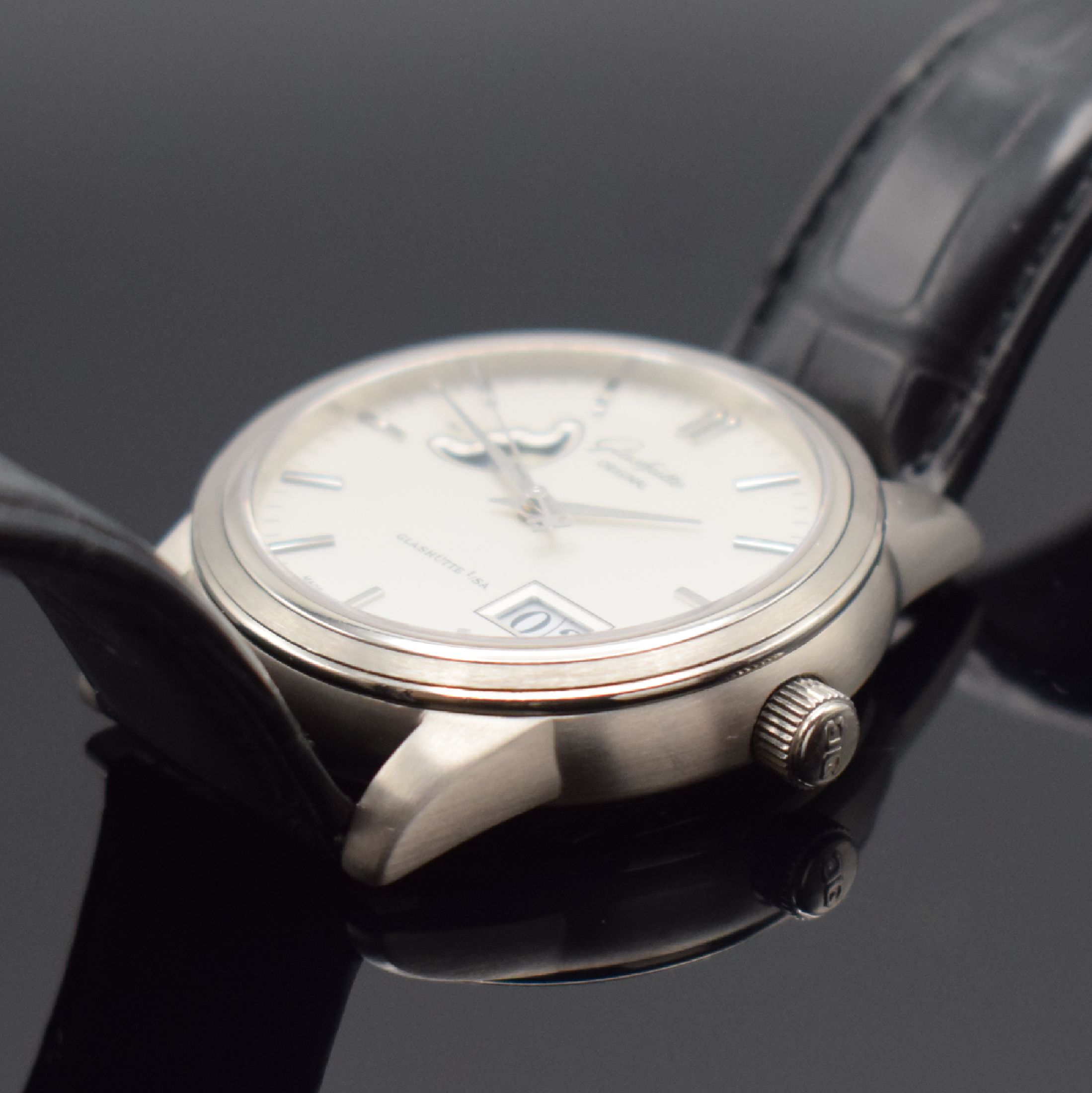 Detail c: GLASHÜTTE ORIGINAL Senator Herrenarmbanduhr mit Mondphase & Panoramadatum in WG 750/000 Referenz 1-39-41-04-04-04, Deutschland um 2010, Automatik, ...