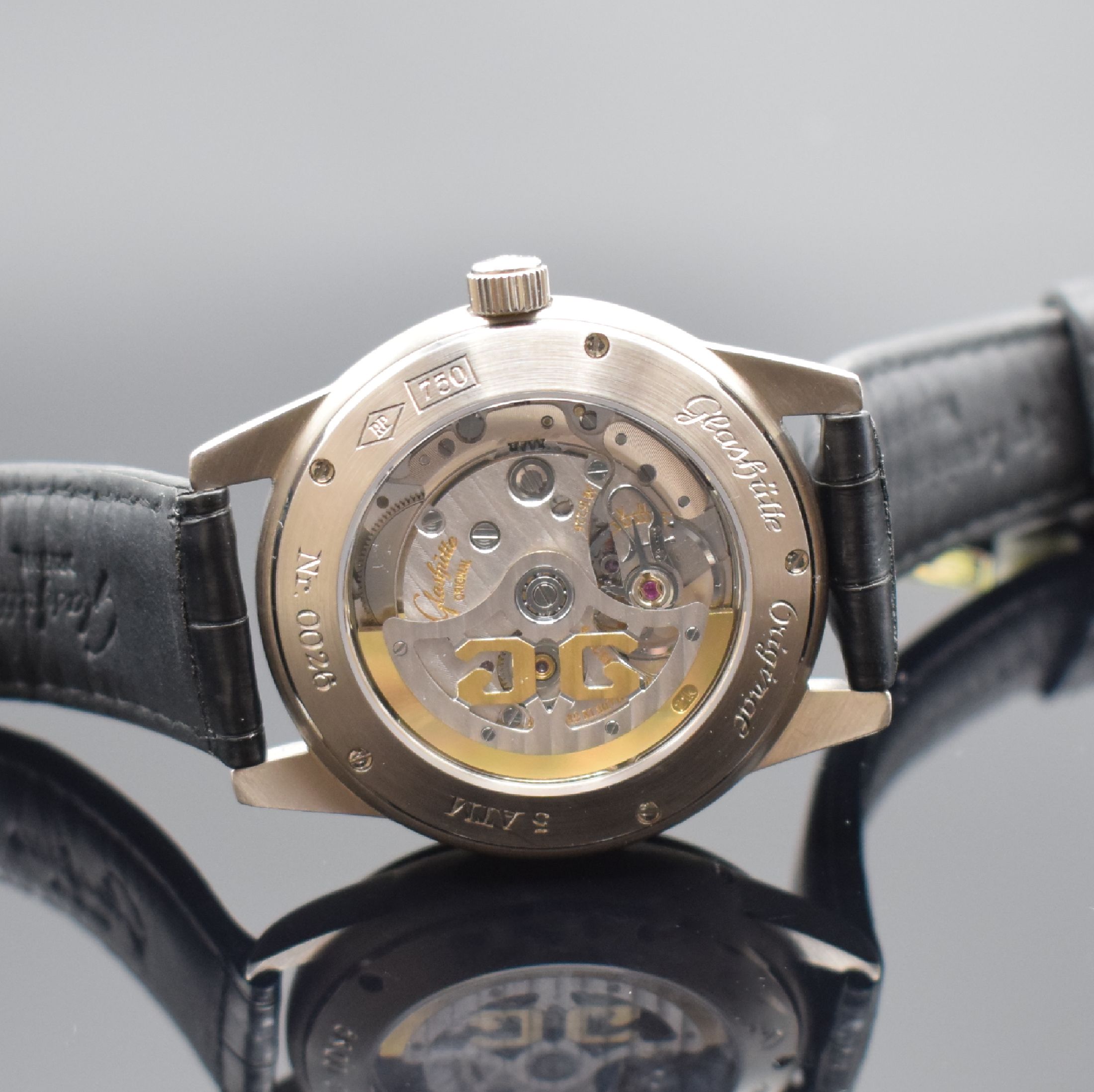 Detail d: GLASHÜTTE ORIGINAL Senator Herrenarmbanduhr mit Mondphase & Panoramadatum in WG 750/000 Referenz 1-39-41-04-04-04, Deutschland um 2010, Automatik, ...