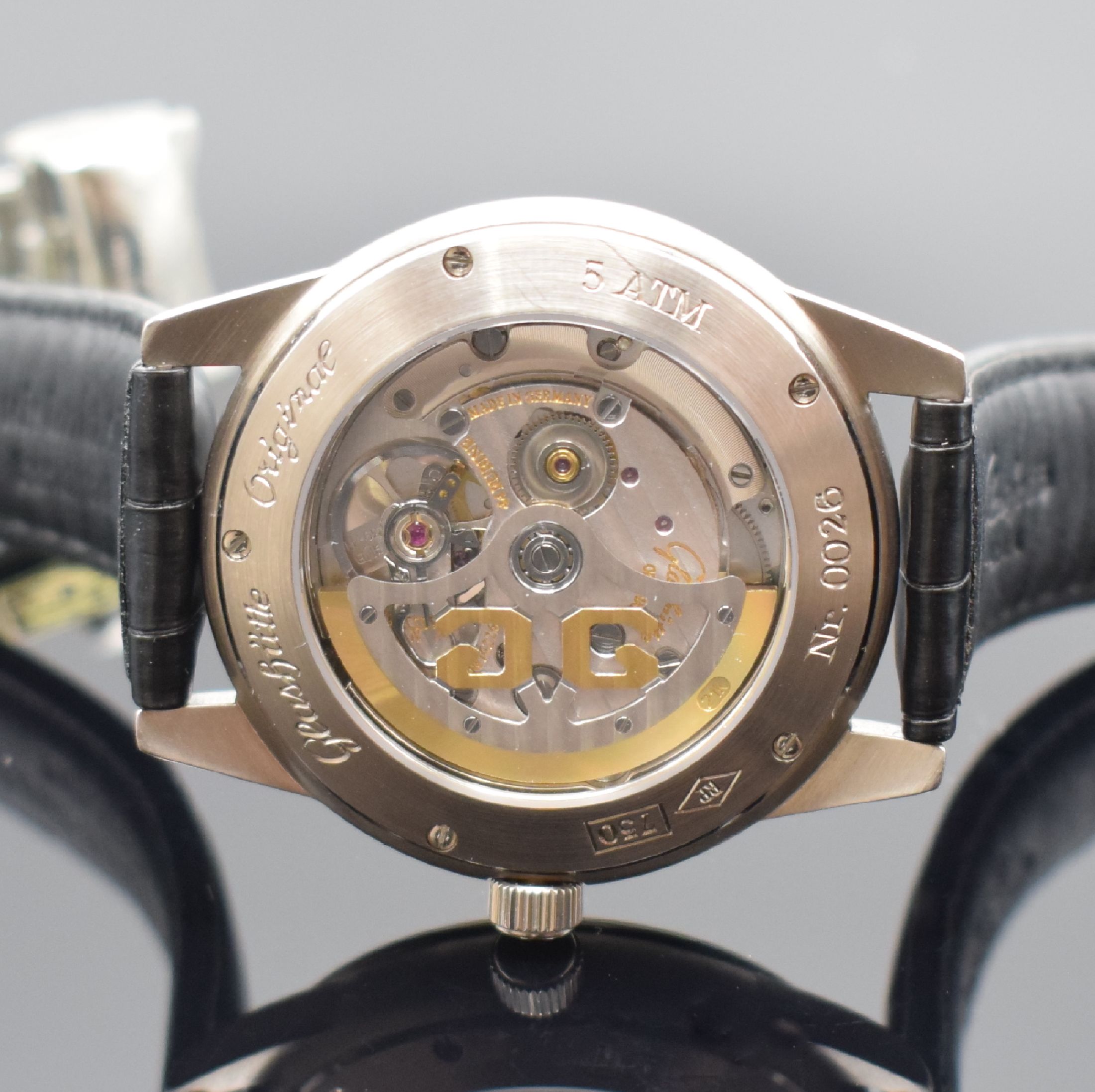 Detail e: GLASHÜTTE ORIGINAL Senator Herrenarmbanduhr mit Mondphase & Panoramadatum in WG 750/000 Referenz 1-39-41-04-04-04, Deutschland um 2010, Automatik, ...