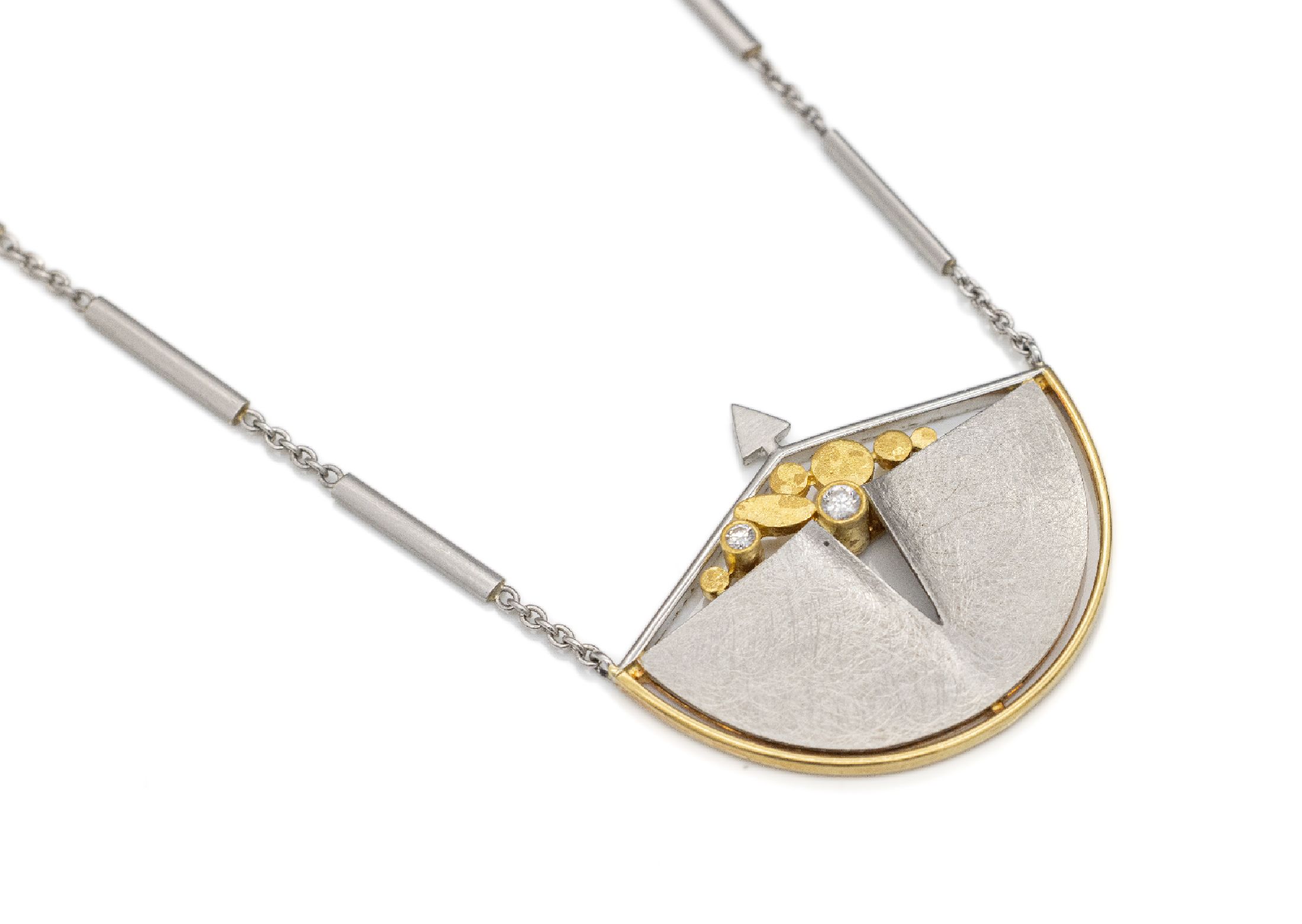 Platin und 21.6 kt Gold Brillant-Collier, Pt und GG 900/000 z.T. strukt., ausgefallenes Design bes. mit 2 Brillanten zus. 0.12 ct feines ...