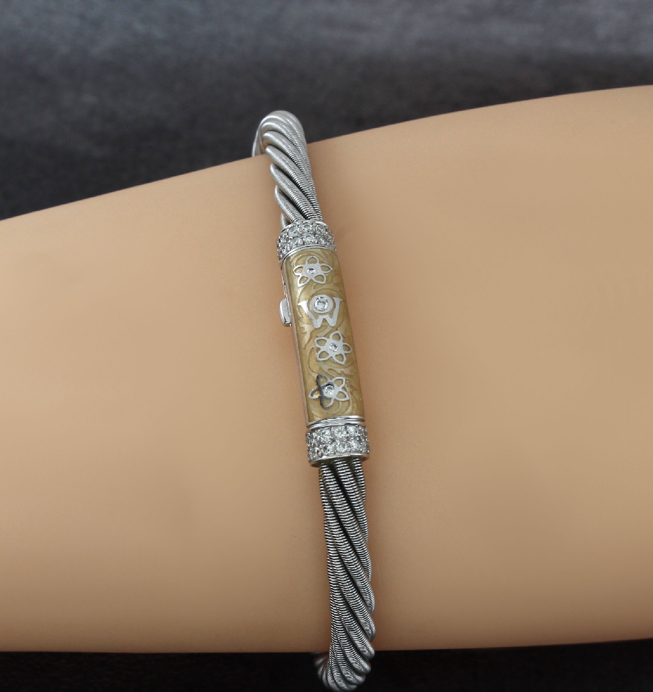 Detail a: 18 kt Gold WELLENDORFF Brillant-Email-Armband,'Seidenschimmer', WG 750/000, cremefarb. Email, Goldverzierungen, typ. W und Blüten ...