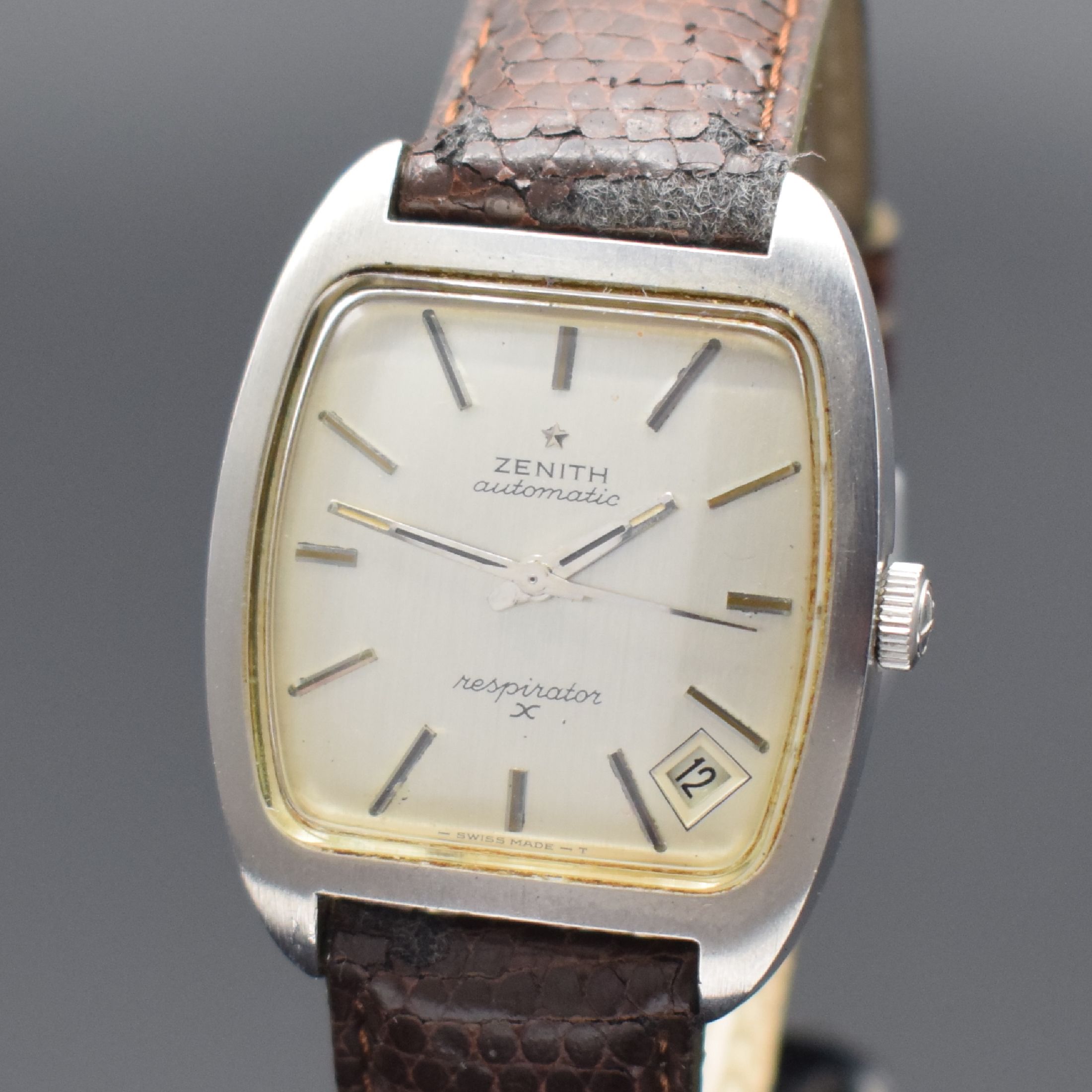 Detail a: ZENITH Respirator Herrenarmbanduhr Referenz SC 6708, Schweiz um 1970, Automatik, Monocoque-Geh. in Stahl 4-fach verschr., silb. Zifferbl. m. aufges. ...