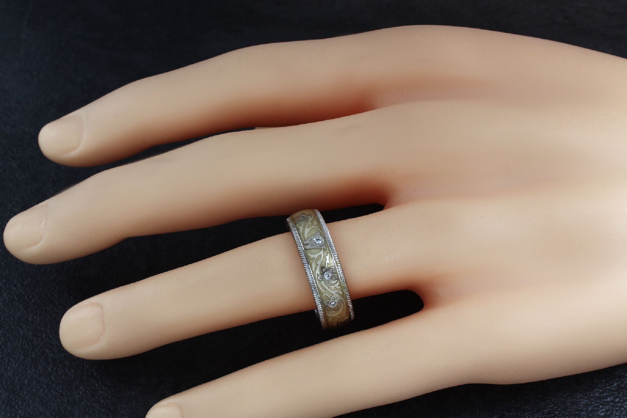 Detail a: 18 kt Gold WELLENDORFF Brillant-Email-Ring, 'Seidenschimmer' WG/GG 750/000, cremefarb. Email, typ. W und Blüten mit Brillanten zus. ca. ...