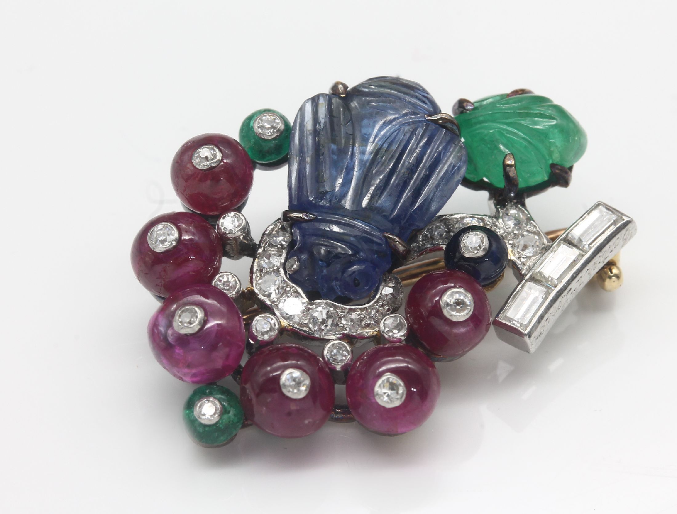 Detail a: Platin und 18 kt Gold CARTIER Diamant- Farbstein-Brosche, GG 750/000, London 1924,"Tutti Frutti", Design mit einer Biene aus geschnitztem ...