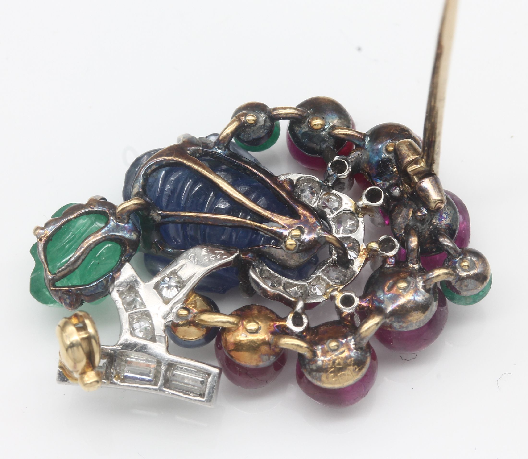 Detail b: Platin und 18 kt Gold CARTIER Diamant- Farbstein-Brosche, GG 750/000, London 1924,"Tutti Frutti", Design mit einer Biene aus geschnitztem ...