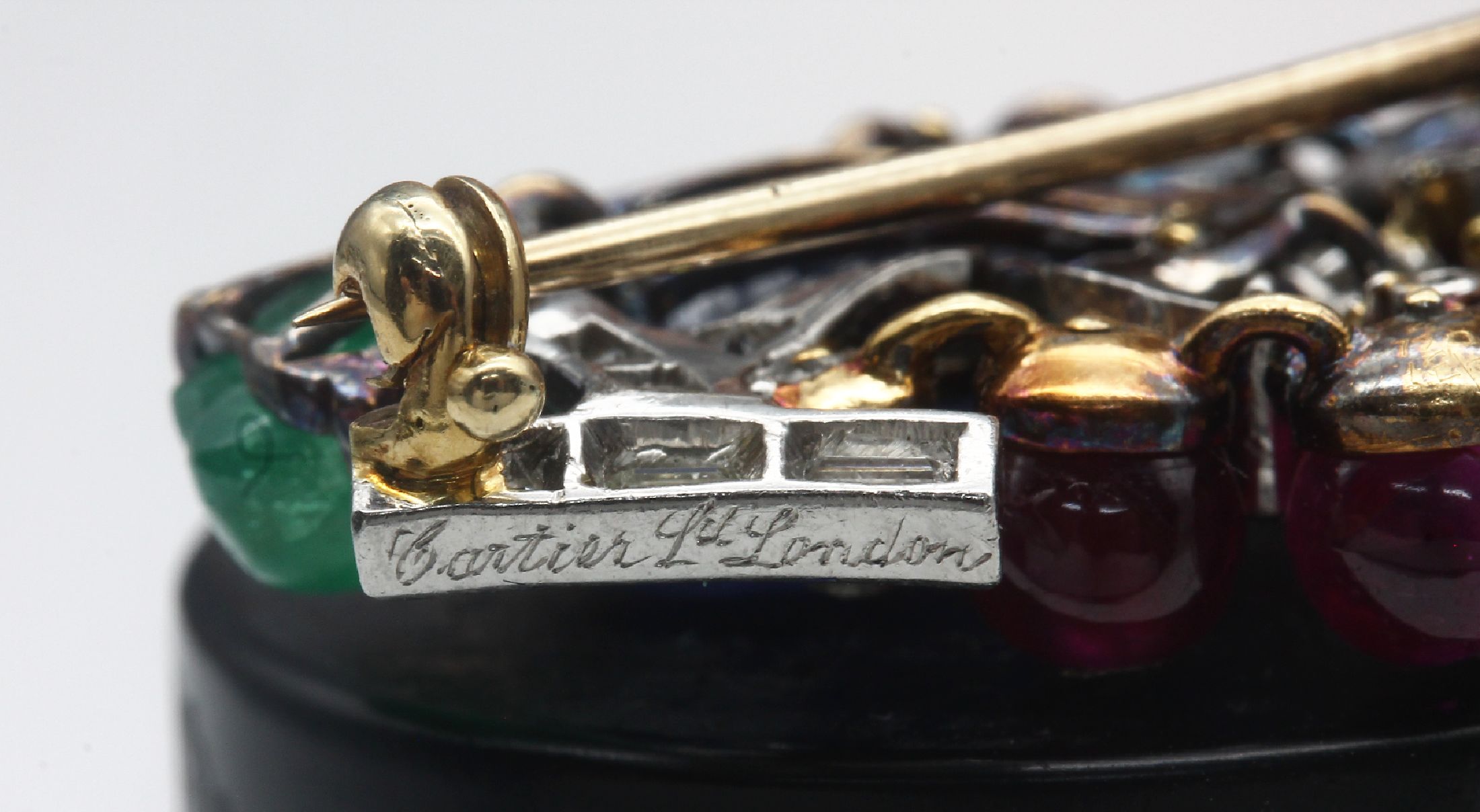 Detail c: Platin und 18 kt Gold CARTIER Diamant- Farbstein-Brosche, GG 750/000, London 1924,"Tutti Frutti", Design mit einer Biene aus geschnitztem ...