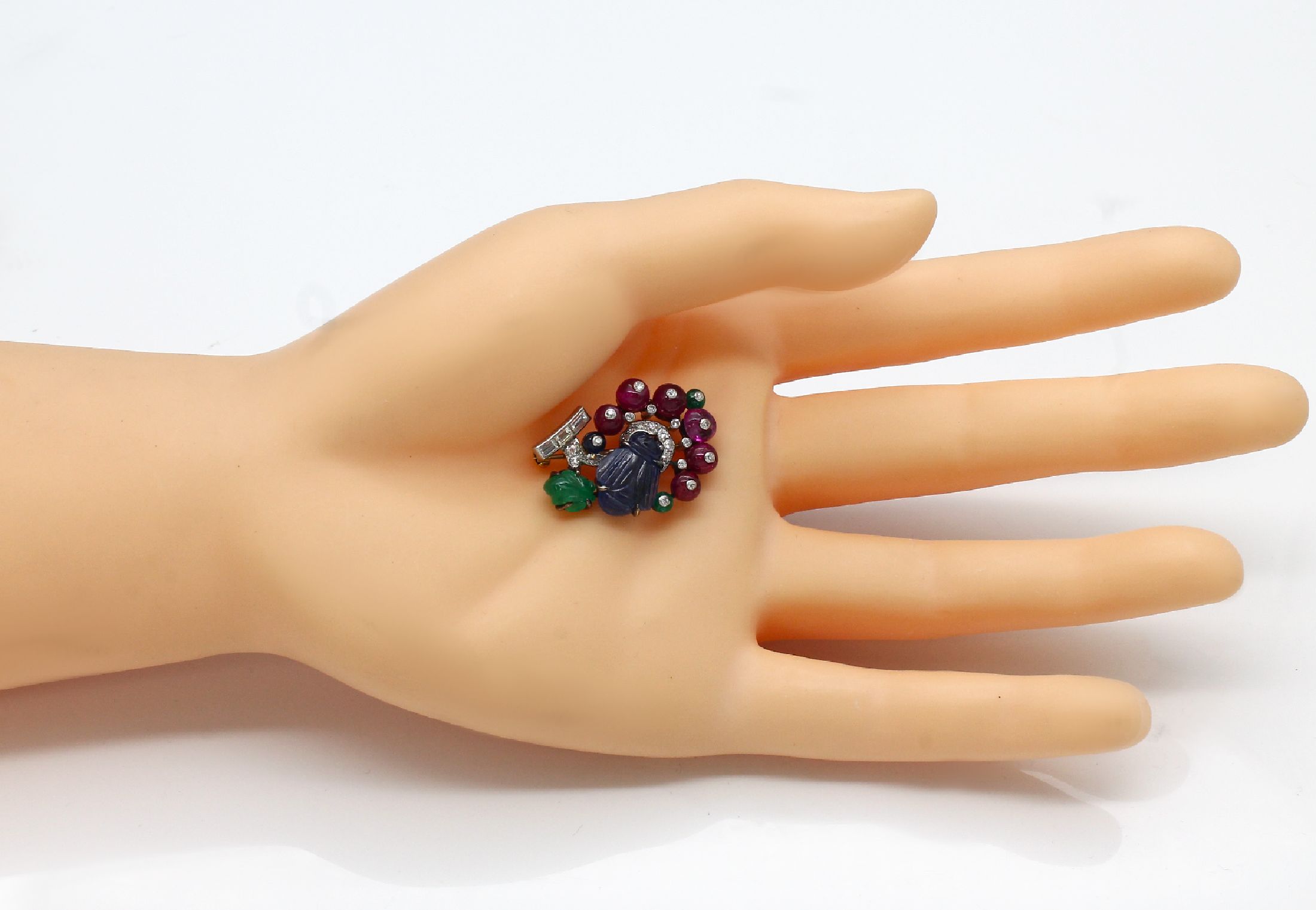 Detail f: Platin und 18 kt Gold CARTIER Diamant- Farbstein-Brosche, GG 750/000, London 1924,"Tutti Frutti", Design mit einer Biene aus geschnitztem ...