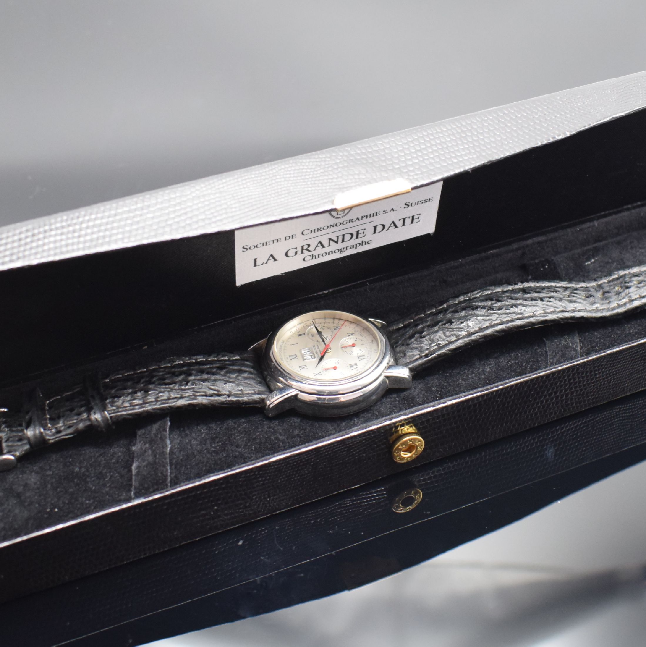 Detail d: CHRONOGRAPH SUISSE La Grande Date auf 2000 Stück limitierter Armbandchronograph mit Datum in Stahl, Schweiz um 2000, Automatik, 2- tlg. Geh., Boden ...