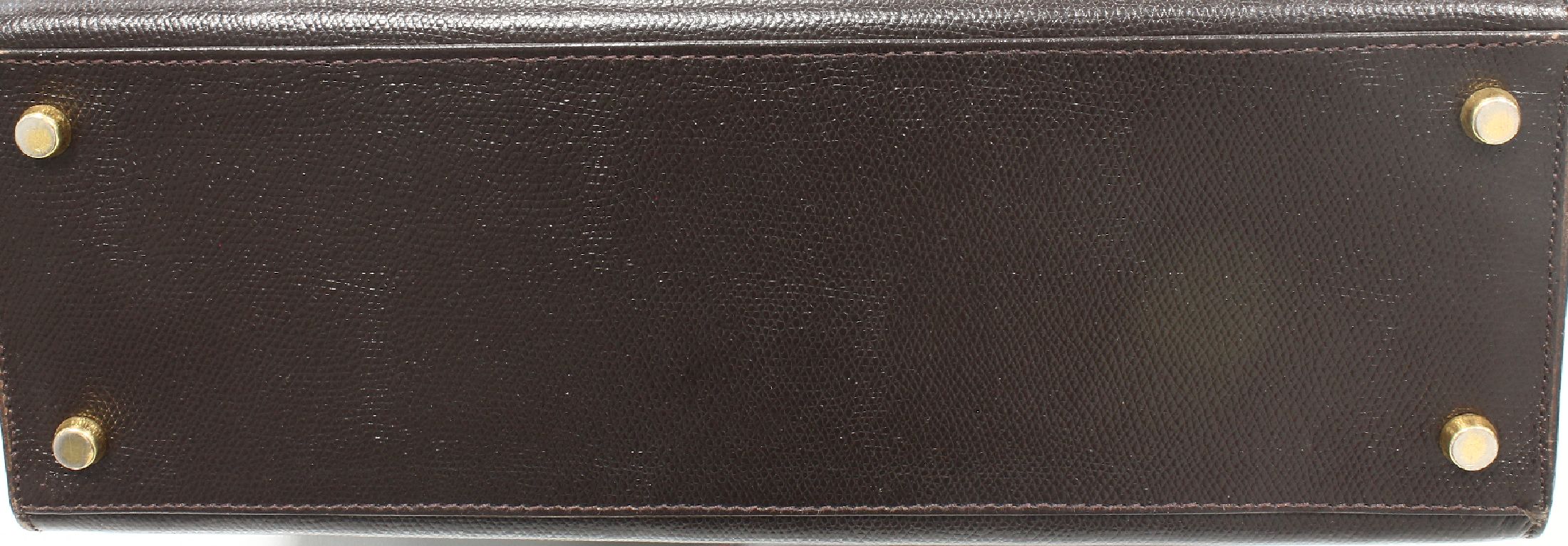 Detail a: HERMES Kelly Bag, dunkelbraunes Leder, goldfarb. Hardware, Tragehenkel, Überschlag mit Verschlußgürtel, großes Hauptfach mit ...