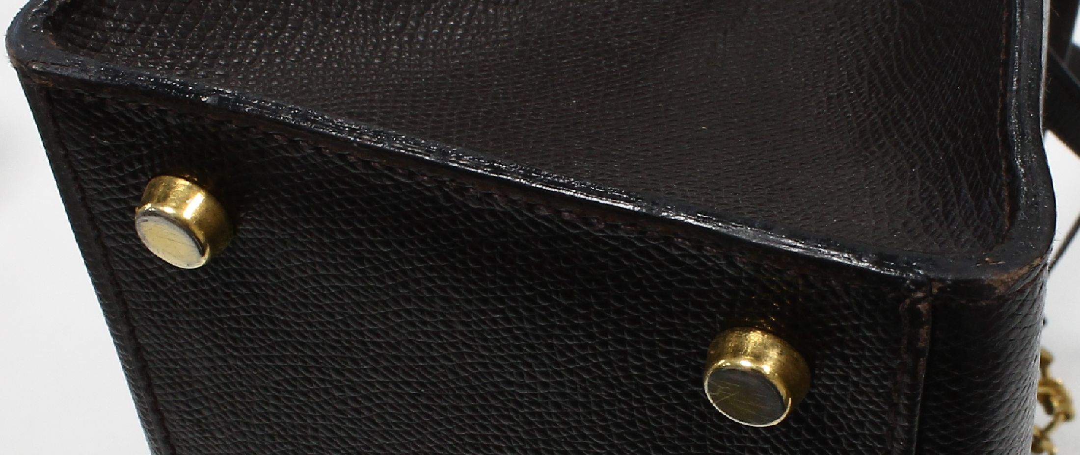 Detail i: HERMES Kelly Bag, dunkelbraunes Leder, goldfarb. Hardware, Tragehenkel, Überschlag mit Verschlußgürtel, großes Hauptfach mit ...