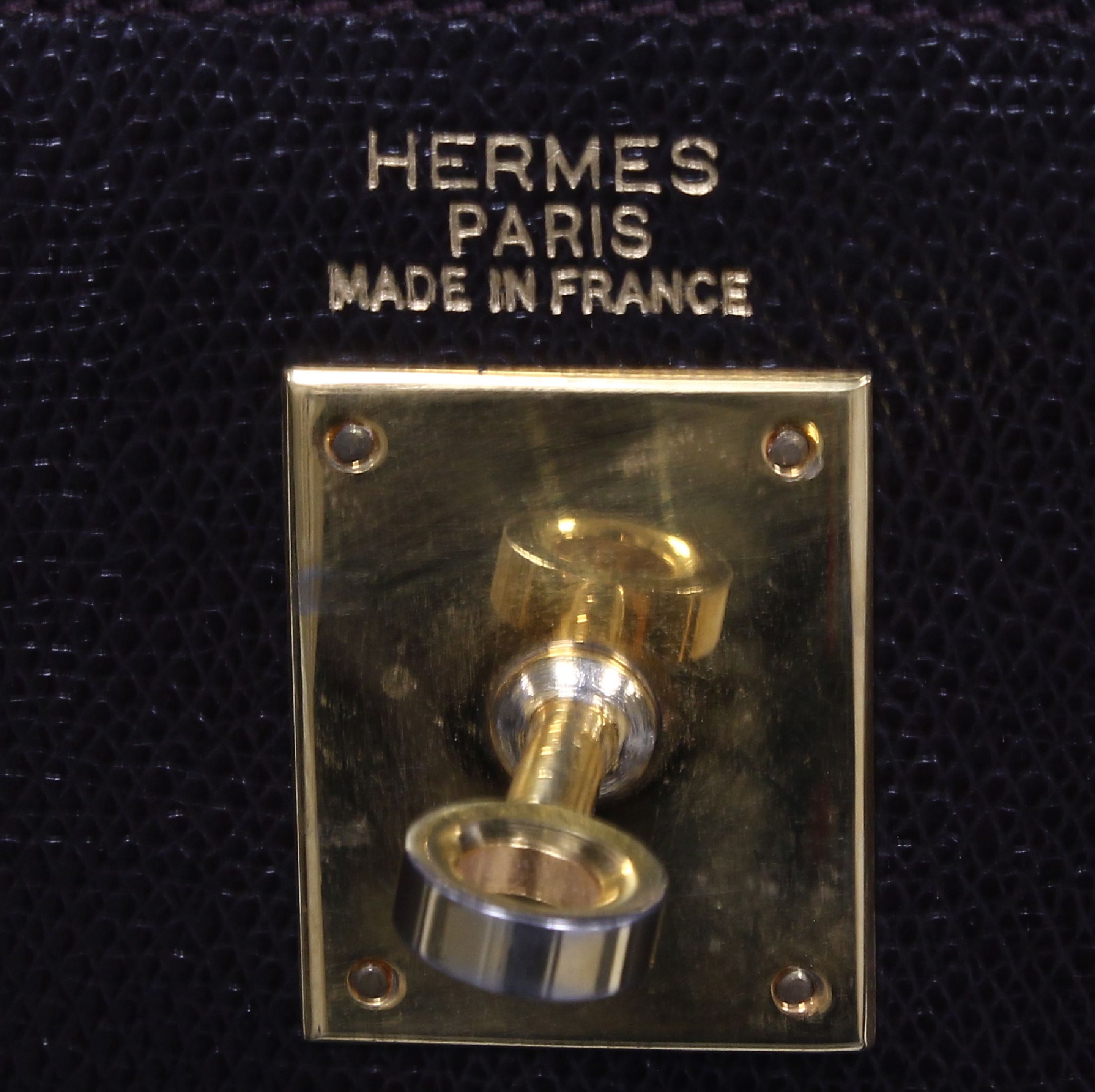 Detail l: HERMES Kelly Bag, dunkelbraunes Leder, goldfarb. Hardware, Tragehenkel, Überschlag mit Verschlußgürtel, großes Hauptfach mit ...