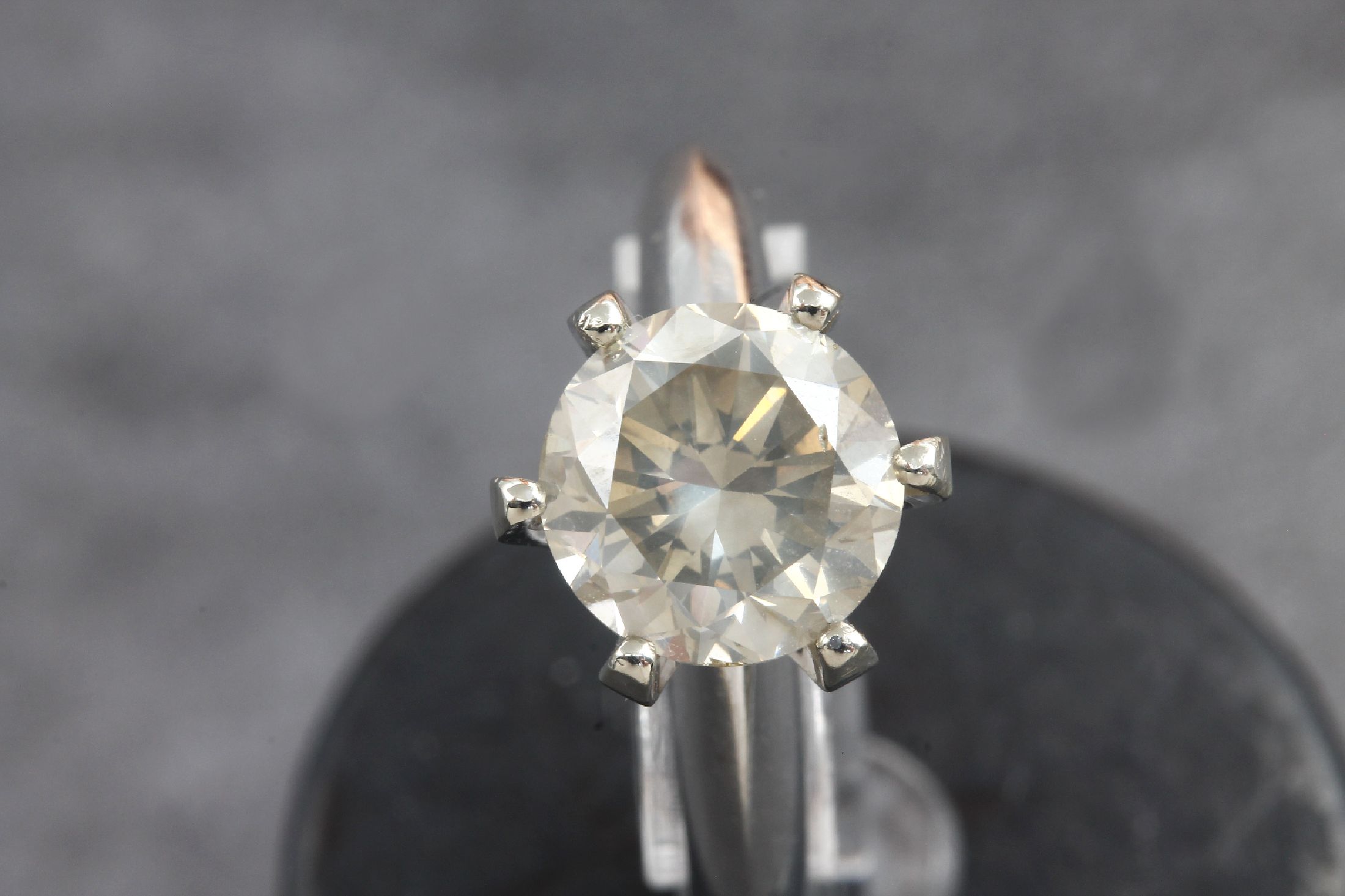 Detail a: 14 kt Gold Brillant-Ring, WG 585/000, Brillant in Krappenfassung ca. 2.90 ct Get.Weiß/si, RW 54
