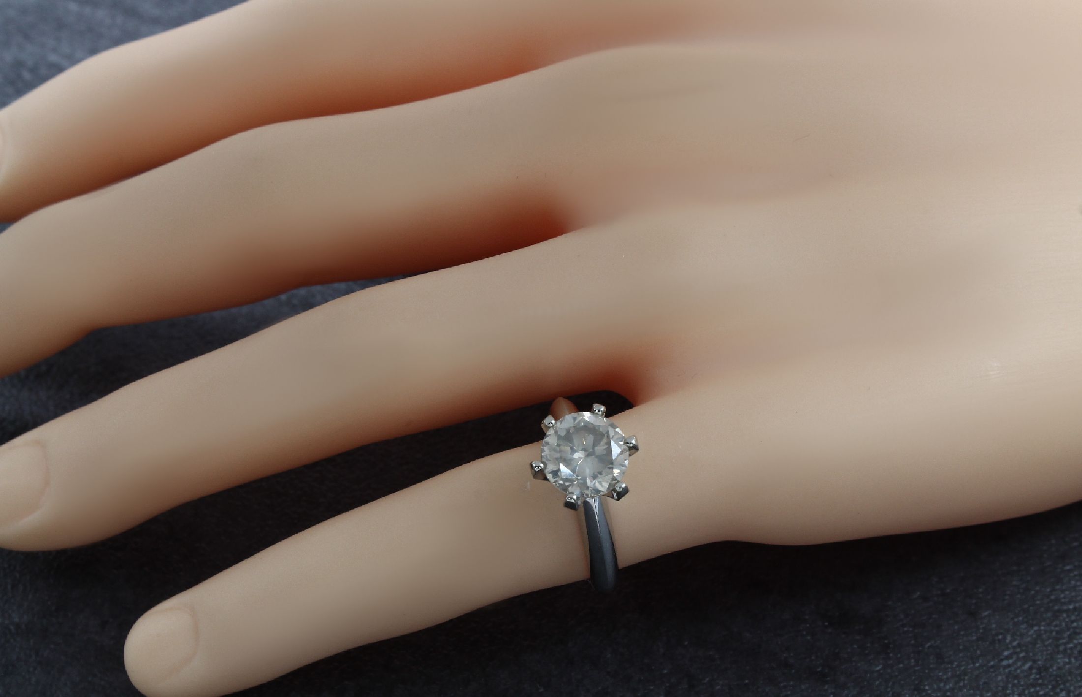 Detail b: 14 kt Gold Brillant-Ring, WG 585/000, Brillant in Krappenfassung ca. 2.90 ct Get.Weiß/si, RW 54
