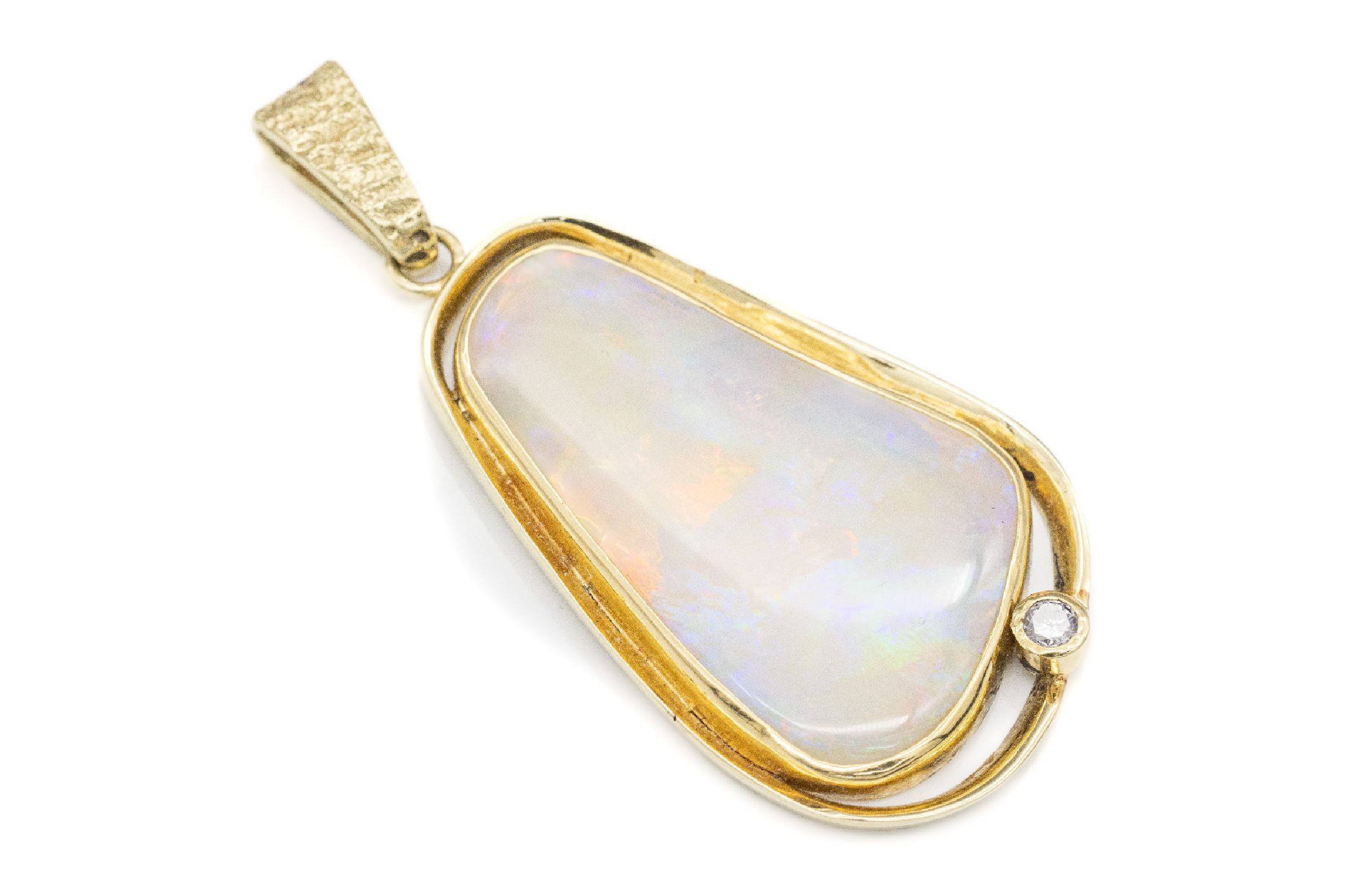 14 kt Gold Opal-Brillant-Anhänger, GG 585/000, Öse strukt., Opal mit schönem Farbspiel in grün, rot und blau ca. 7.50 ct, verz. mit einem ...