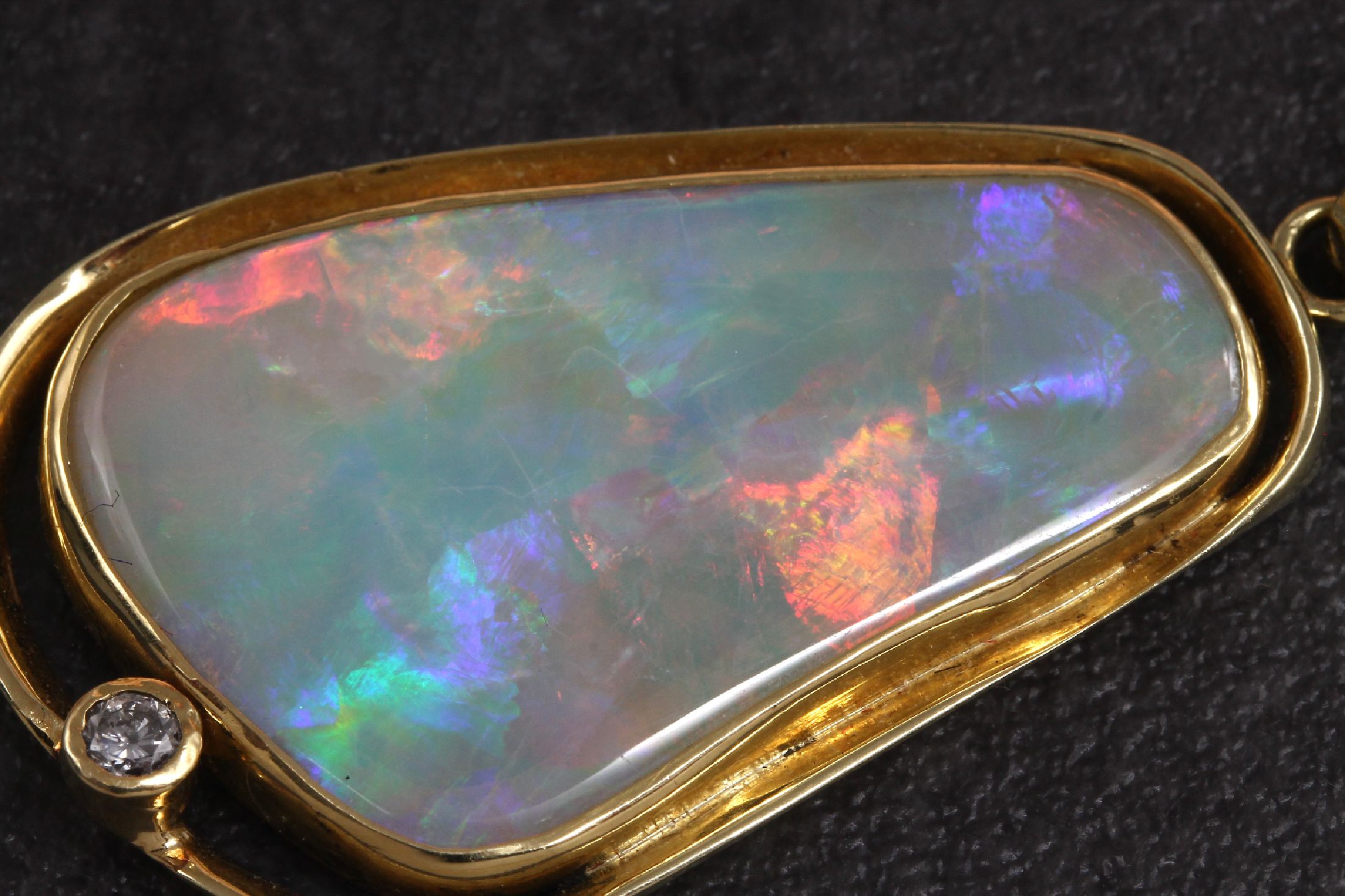Detail a: 14 kt Gold Opal-Brillant-Anhänger, GG 585/000, Öse strukt., Opal mit schönem Farbspiel in grün, rot und blau ca. 7.50 ct, verz. mit einem ...