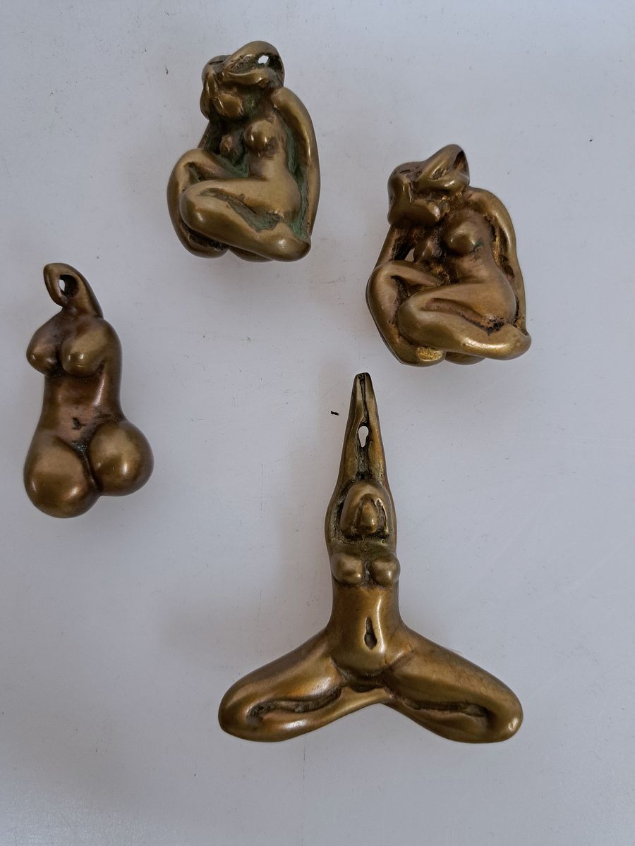 Maximilian Delius, geb. 1958 Ukraine, Studium der Bildhauerei in Lwiw, 4 Miniaturen,Bronze, 3 unterschiedliche Darstellungen des weiblichen Aktes, ...