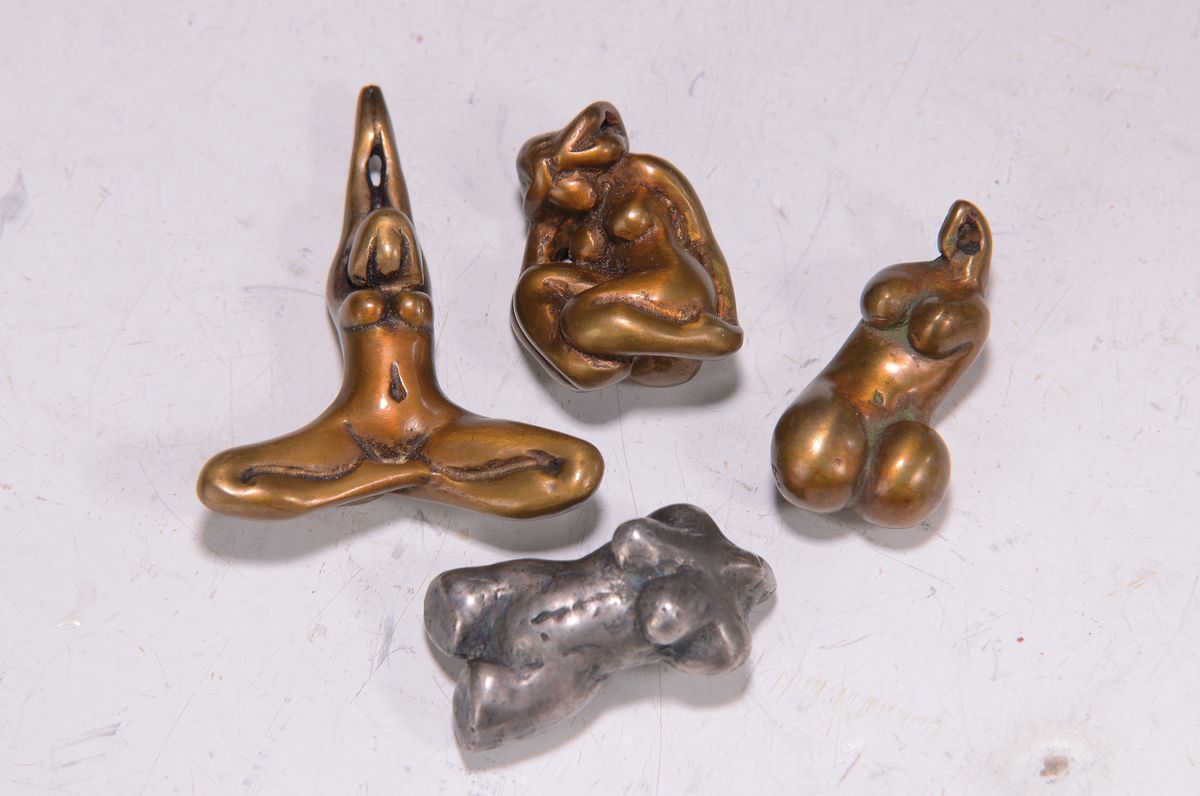 Maximilian Delius, geb. 1958 Ukraine, Studium der Bildhauerei in Lwiw, 4 Miniaturen Bronze, unterschiedliche Darstellung des weiblichen Aktes, ...