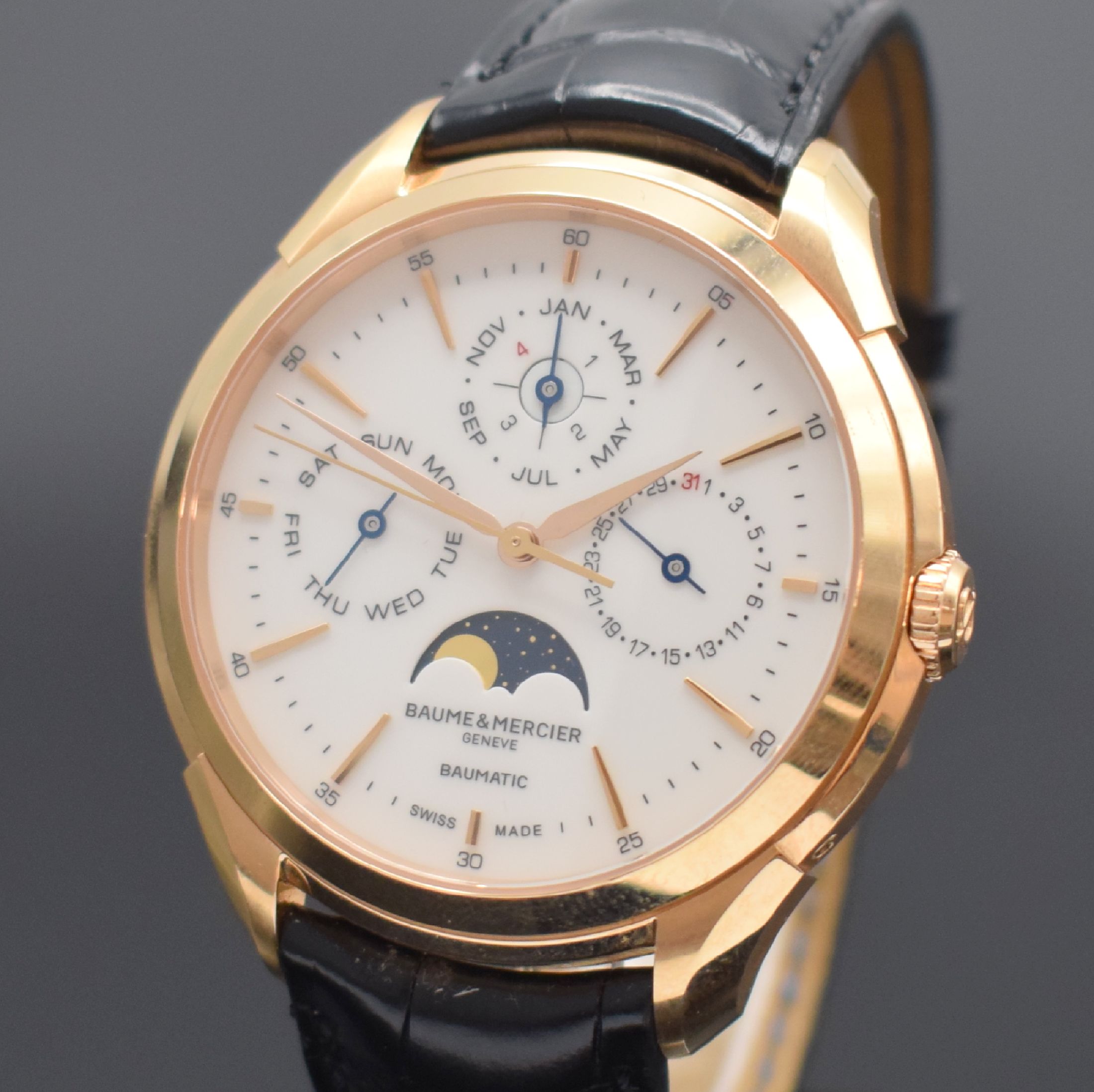 Detail a: BAUME & MERCIER Clifton Baumatic Herrenarmbanduhr mit ewigem Kalender in RG 750/000 Referenz M0A10470, Schweiz um 2019, Automatik, schweres, beids. ...