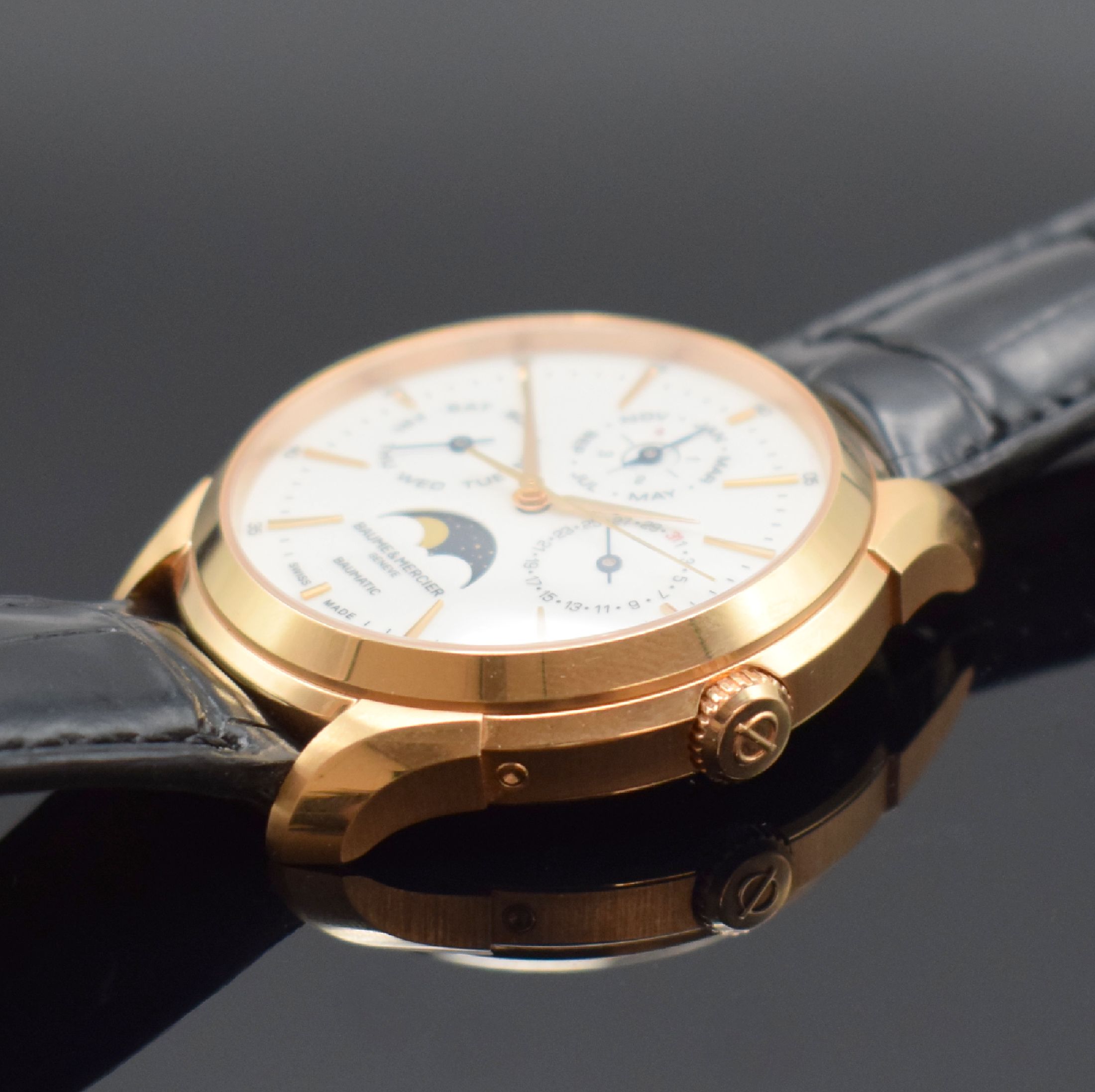 Detail d: BAUME & MERCIER Clifton Baumatic Herrenarmbanduhr mit ewigem Kalender in RG 750/000 Referenz M0A10470, Schweiz um 2019, Automatik, schweres, beids. ...