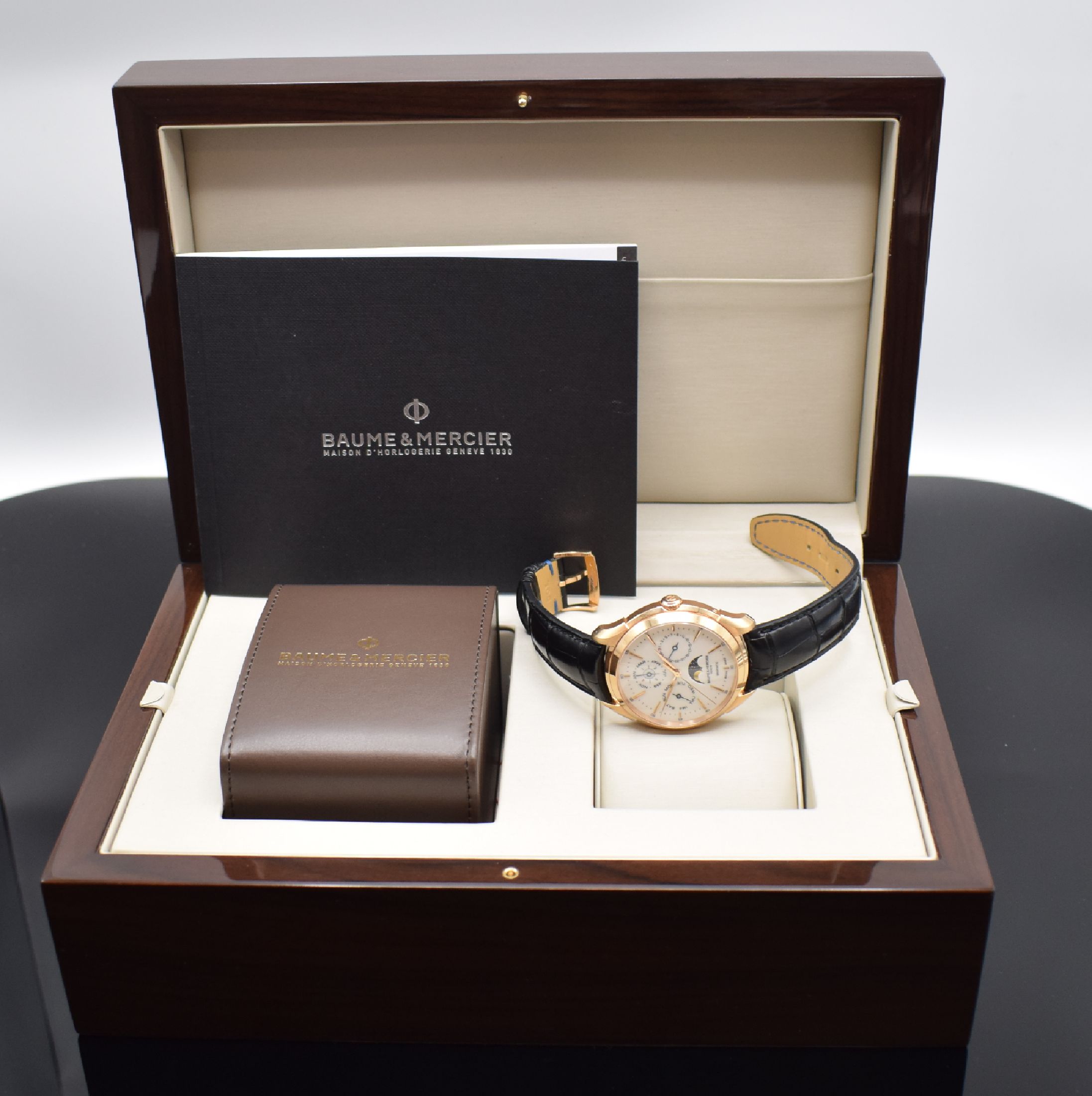 Detail h: BAUME & MERCIER Clifton Baumatic Herrenarmbanduhr mit ewigem Kalender in RG 750/000 Referenz M0A10470, Schweiz um 2019, Automatik, schweres, beids. ...