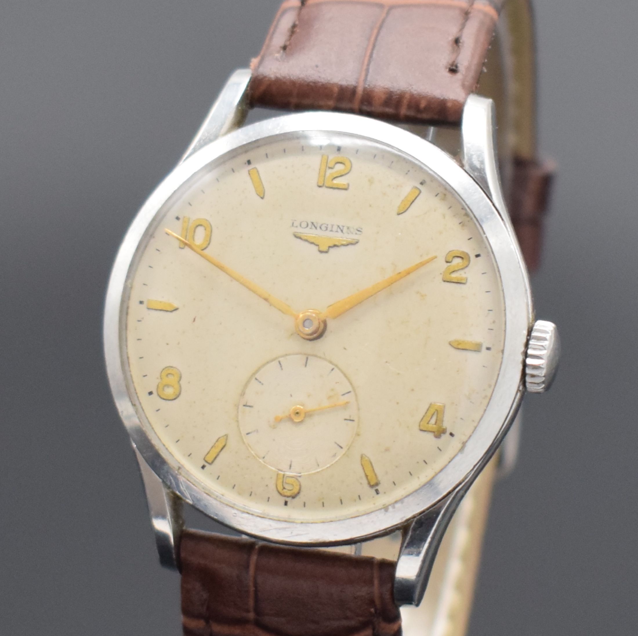 Detail a: LONGINES Herrenarmbanduhr Referenz 6273-2, Handaufzug, Schweiz um 1953, 3-teil. Stahlgeh., Boden & Glasrand aufgedr., silb. Zifferbl. altersbed. ...