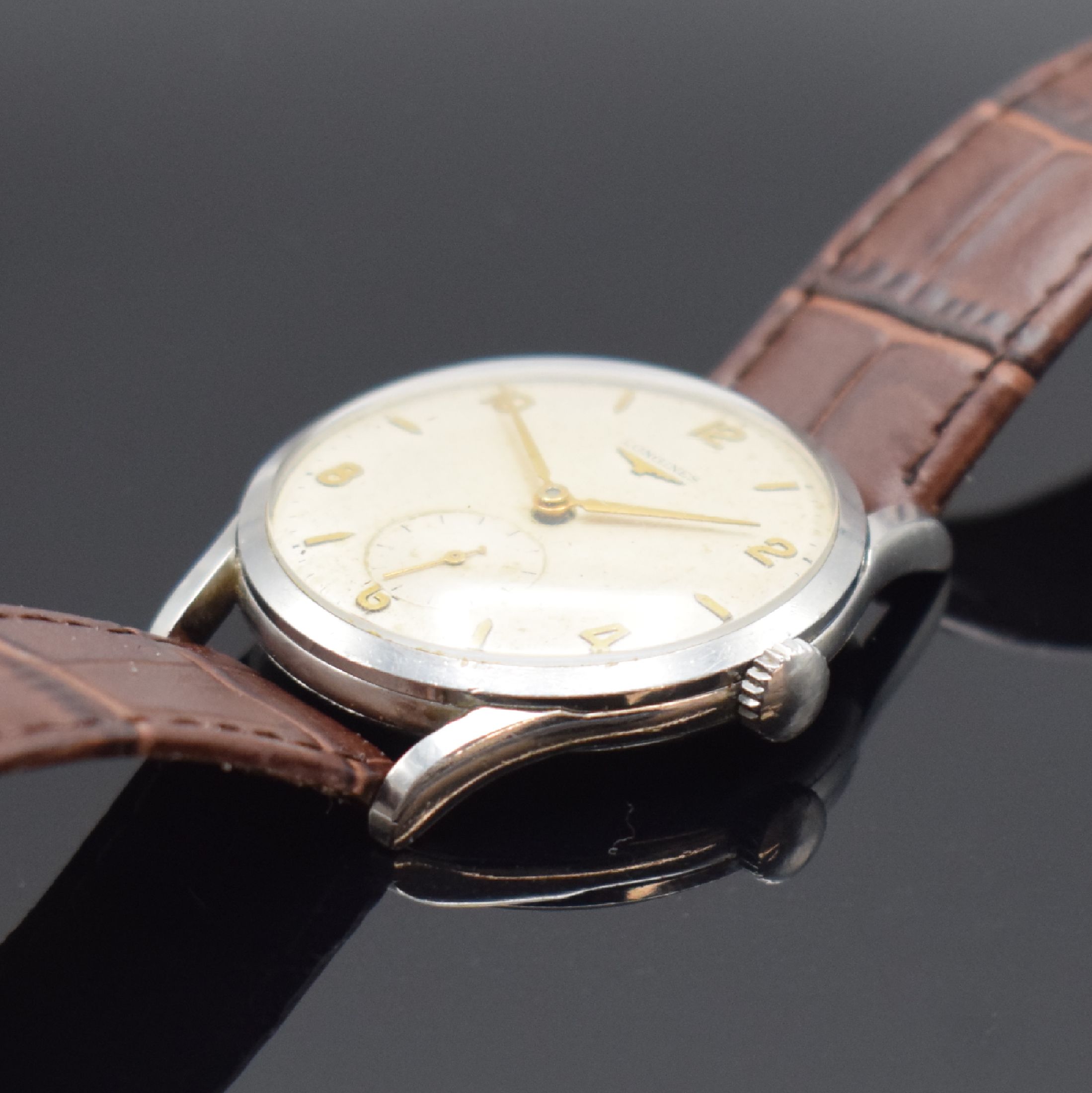 Detail b: LONGINES Herrenarmbanduhr Referenz 6273-2, Handaufzug, Schweiz um 1953, 3-teil. Stahlgeh., Boden & Glasrand aufgedr., silb. Zifferbl. altersbed. ...