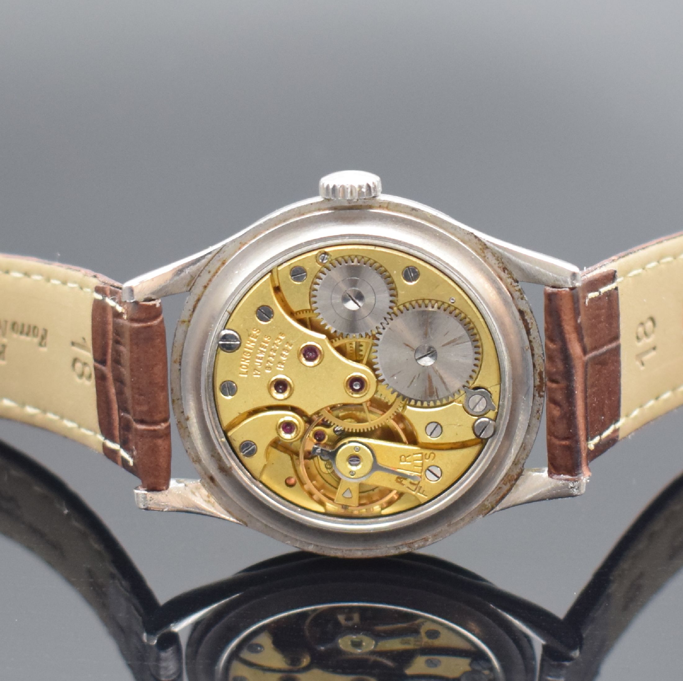 Detail d: LONGINES Herrenarmbanduhr Referenz 6273-2, Handaufzug, Schweiz um 1953, 3-teil. Stahlgeh., Boden & Glasrand aufgedr., silb. Zifferbl. altersbed. ...
