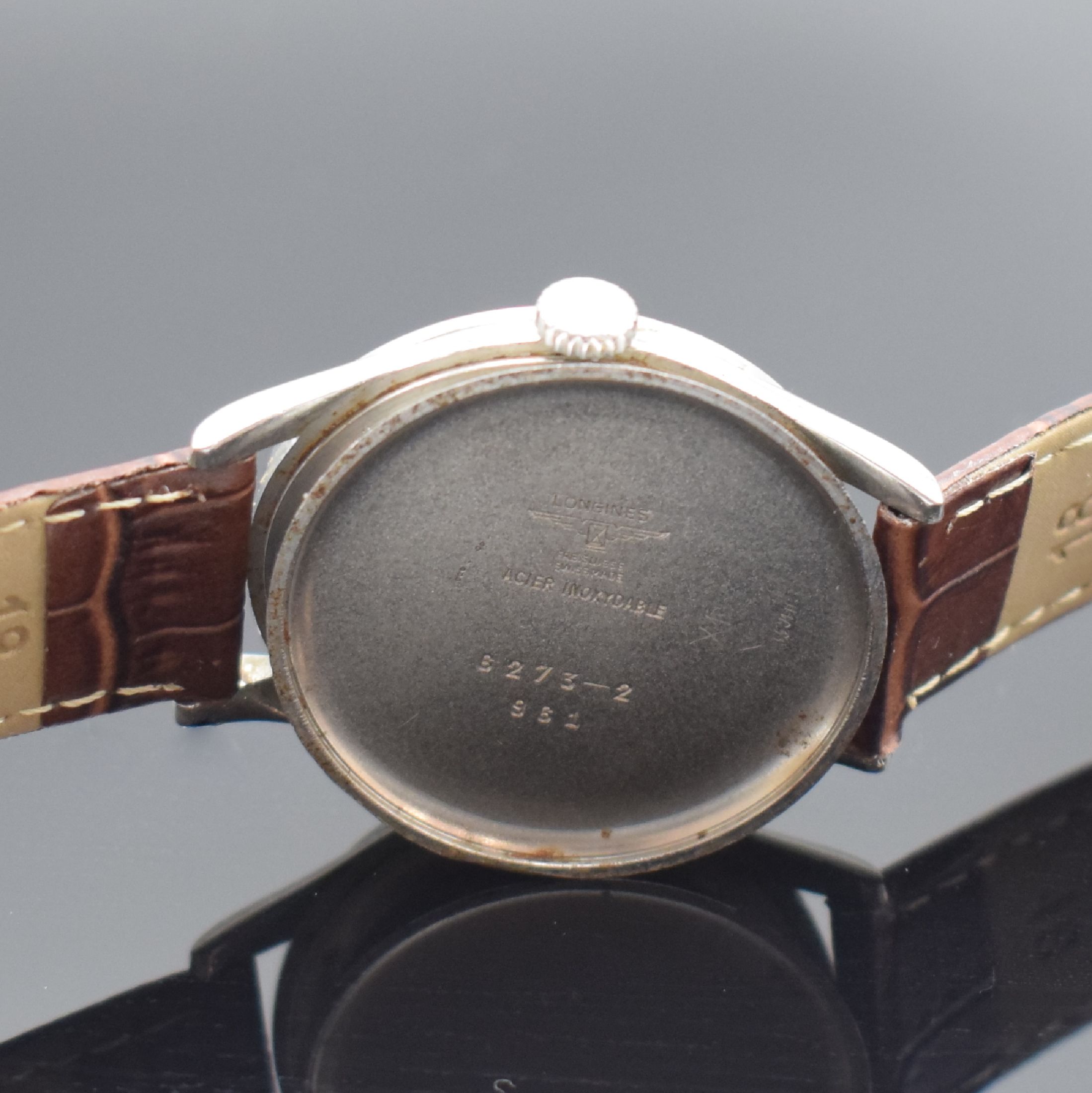 Detail e: LONGINES Herrenarmbanduhr Referenz 6273-2, Handaufzug, Schweiz um 1953, 3-teil. Stahlgeh., Boden & Glasrand aufgedr., silb. Zifferbl. altersbed. ...