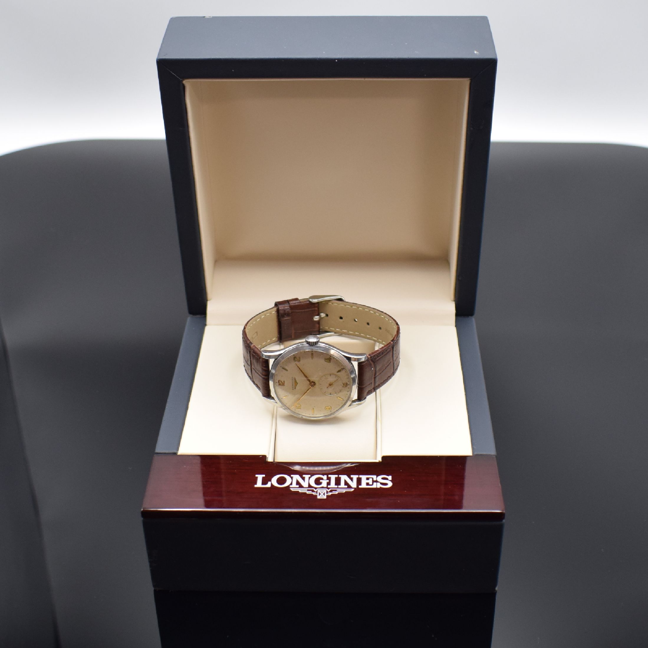 Detail f: LONGINES Herrenarmbanduhr Referenz 6273-2, Handaufzug, Schweiz um 1953, 3-teil. Stahlgeh., Boden & Glasrand aufgedr., silb. Zifferbl. altersbed. ...