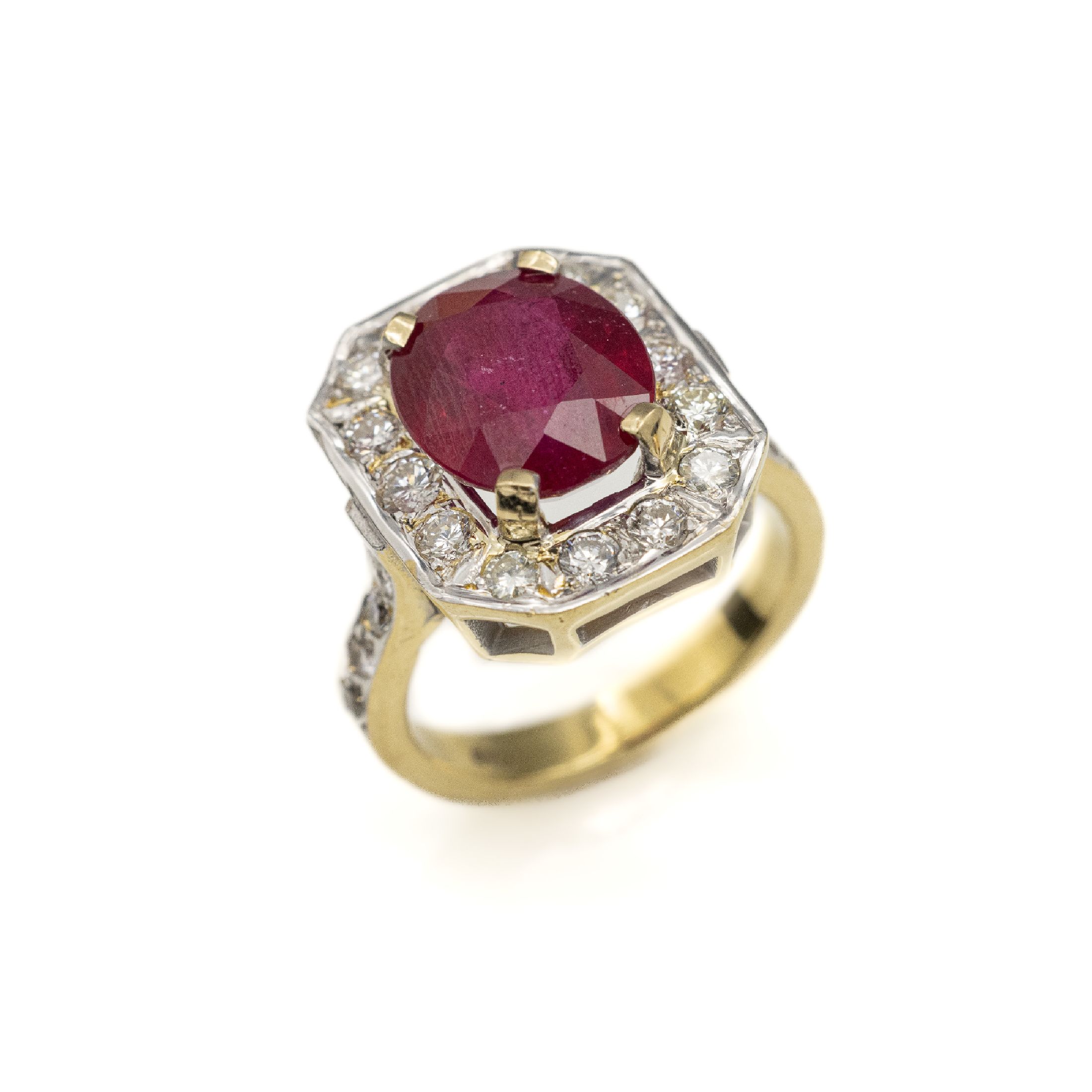 18 kt Gold Rubin-Brillant-Ring, GG 750/000, ovalfacett. Rubin (beh.) ca. 7.88 ct, 14 Brillanten zus. ca. 1.50 ct Weiß- l.get.Weiß/p, ca. 14.1 g, ...