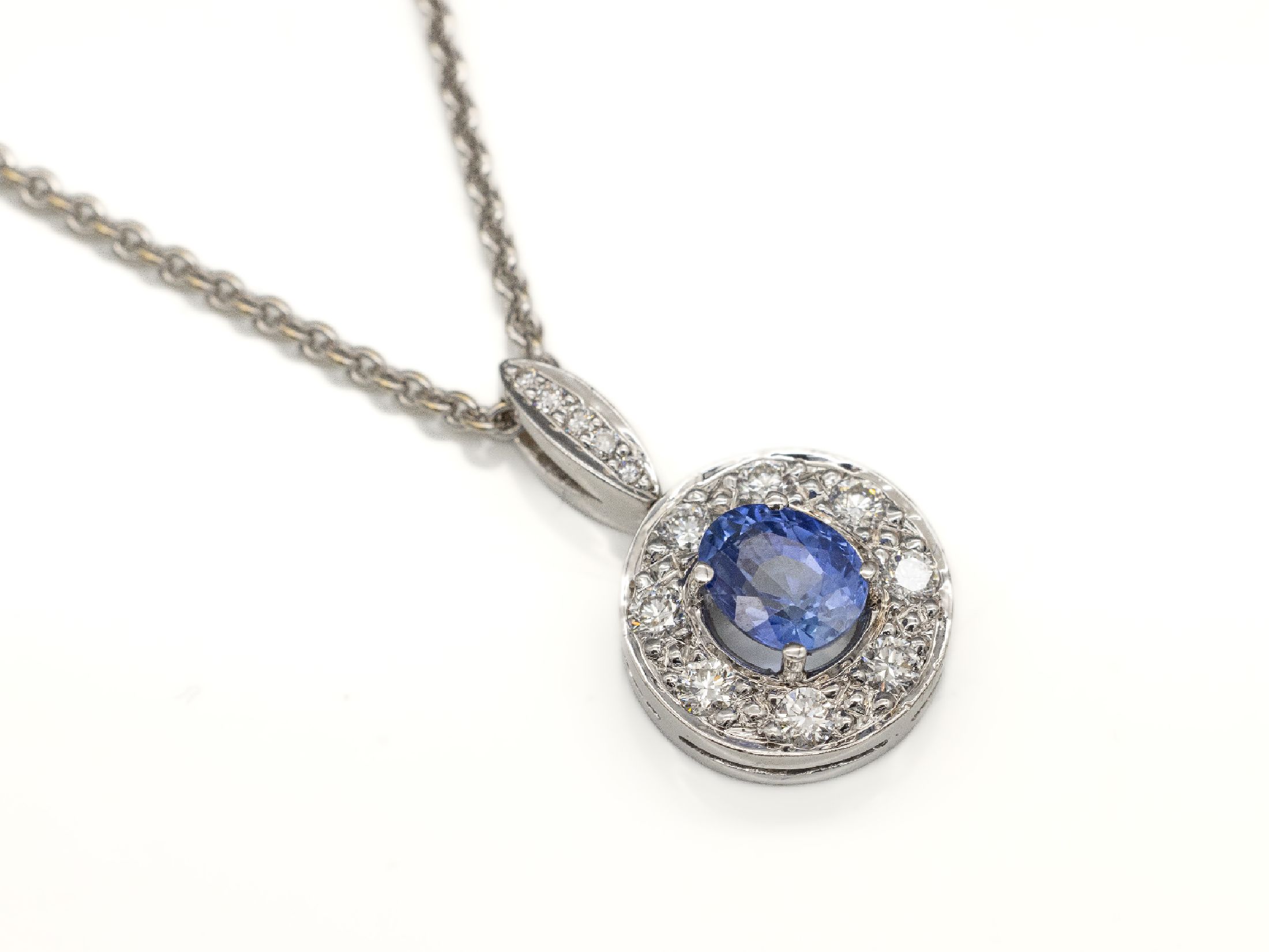 18 kt Gold Saphir-Brillant-Anhänger, WG 750/000, ovalfacett. Saphir ca. 2.13 ct, 13 Brillanten zus. ca. 0.80 ct feines Weiß- Weiß/si, an Kette WG ...