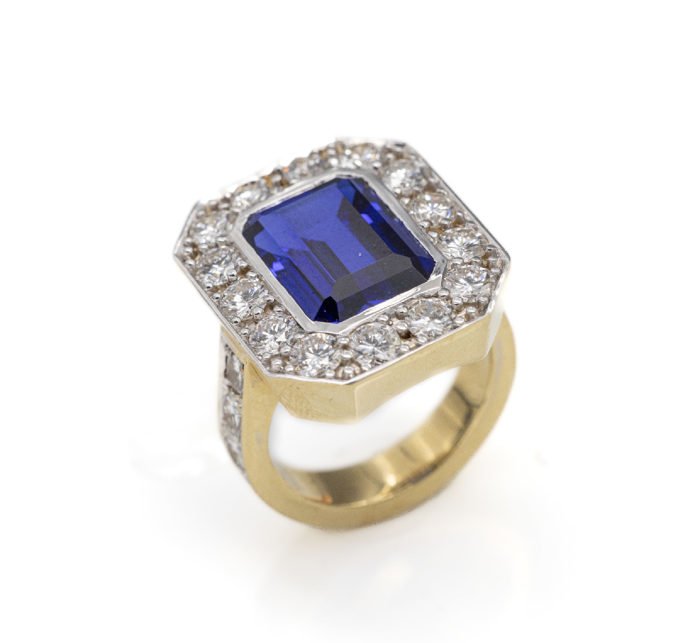 18 kt Gold Brillant-Saphir-Ring, GG/WG 750/000, mittig facett. synth. Saphir im Emerald-Cut ca. 9.50 ct, umgeben von 20 Brillanten zus. ca. 3.50 ct ...