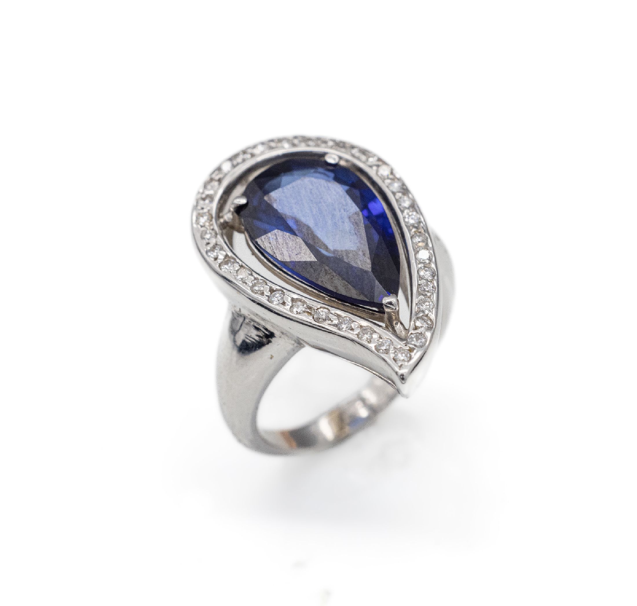 18 kt Gold Brillant-Saphir-Ring, WG 750/000, tropfenförm., wohl synth. Saphir ca. 7.00 ct, 34 Brillanten zus. ca. 0.34 ct Weiß-l.get.Weiß/si-p, ...