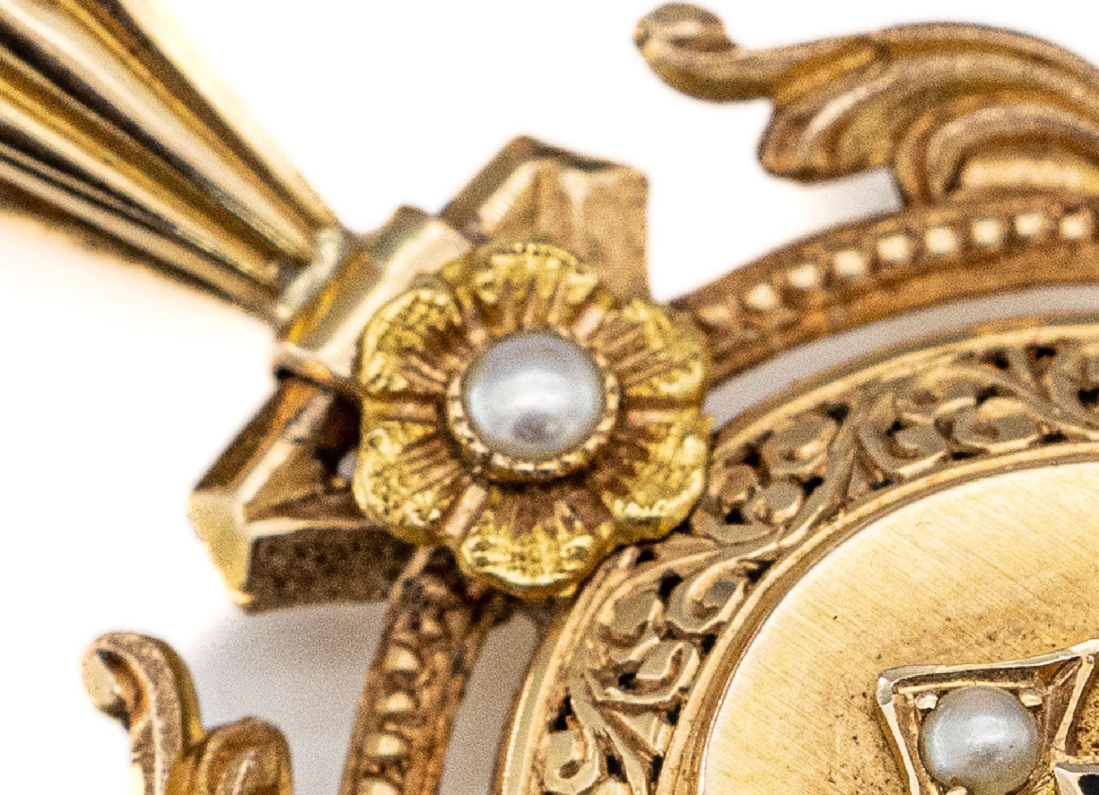 Detail b: 18 kt Gold Medaillonanhänger mit Perlchen, GG 750/000 gepr., wohl deutsch um 1880/90, Anhängeöse sek., fein satiniert, schwarz emaill., ...