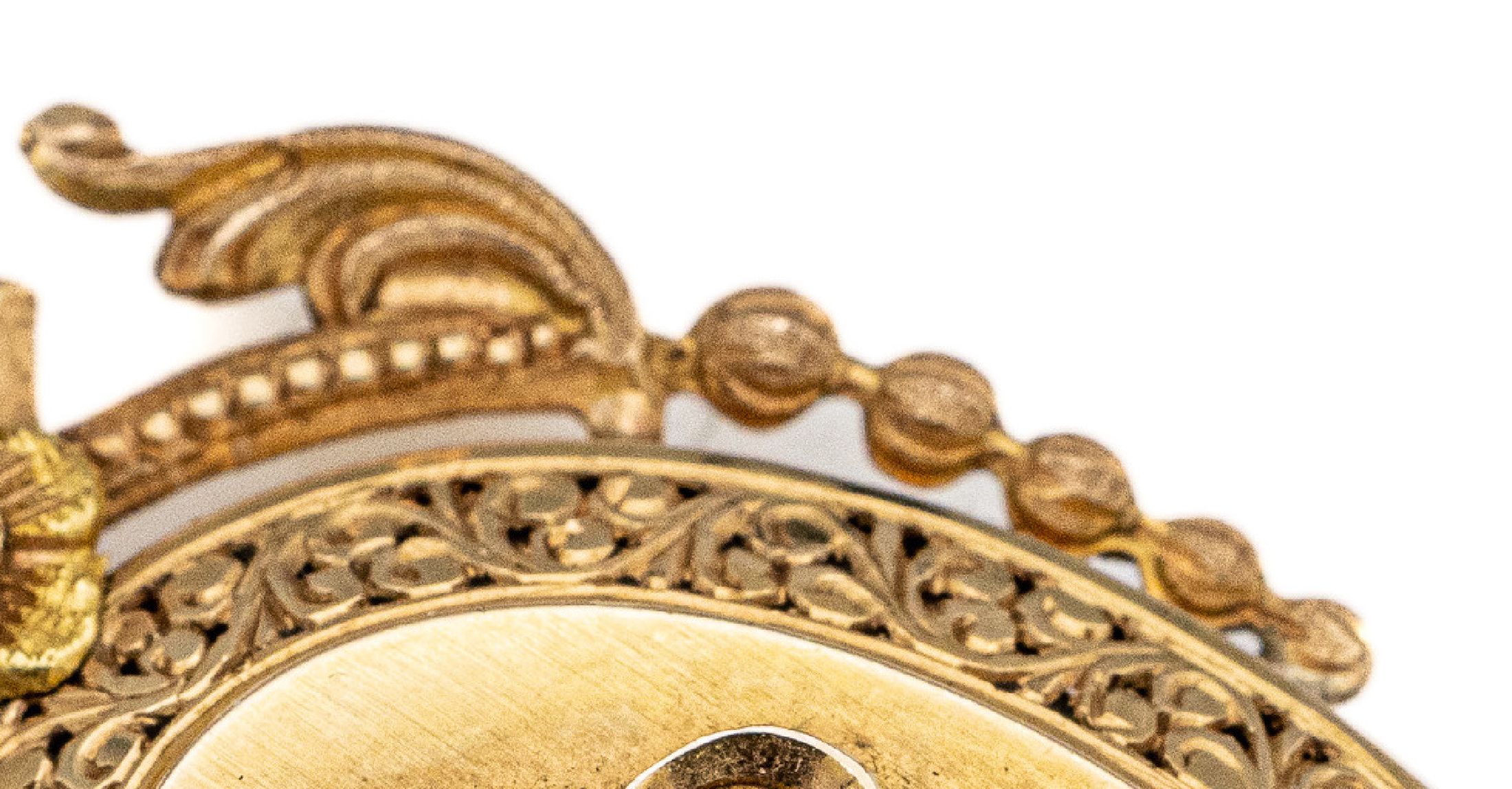 Detail c: 18 kt Gold Medaillonanhänger mit Perlchen, GG 750/000 gepr., wohl deutsch um 1880/90, Anhängeöse sek., fein satiniert, schwarz emaill., ...