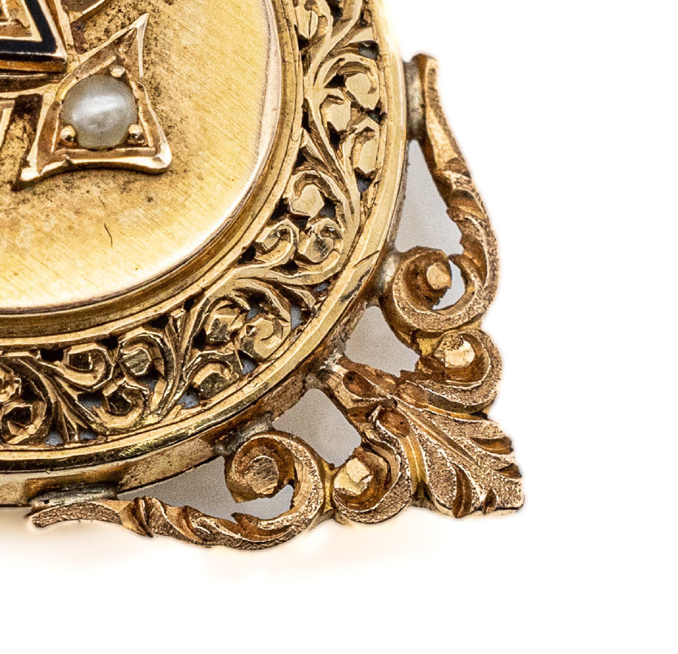 Detail d: 18 kt Gold Medaillonanhänger mit Perlchen, GG 750/000 gepr., wohl deutsch um 1880/90, Anhängeöse sek., fein satiniert, schwarz emaill., ...