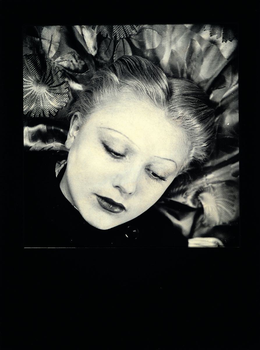 Otto Wols, 1913 - 1951, 5 Fotografien auf Karton, Frauenporträts, die Aufnahmen stammen aus den 30er Jahren des 20. Jahrhunderts, die Abzüge vom ...