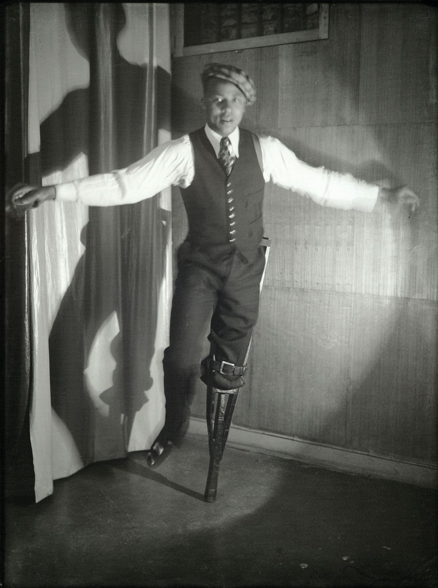 Germain Krull, 1897 - 1985, 5 Fotografien, verschiedene Techniken, aus dem Mappenwerk "Tanz und Revolte", aus dem Nachlass der Fotografin ...
