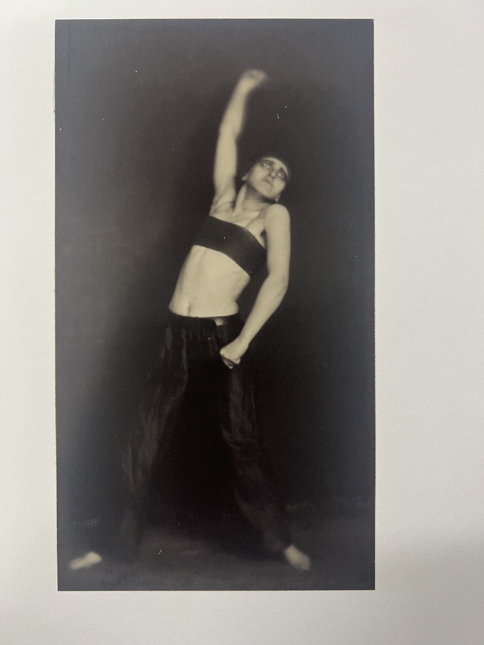 Detail c: Germain Krull, 1897 - 1985, 5 Fotografien, verschiedene Techniken, aus dem Mappenwerk "Tanz und Revolte", aus dem Nachlass der Fotografin ...