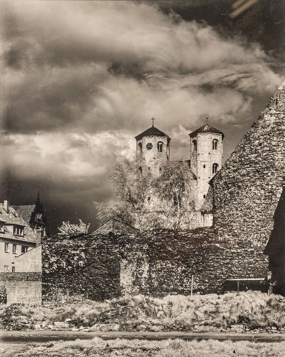 Heinrich Heidersberger, 1905 - 2006 Vintage Silbergelatine-Abzug aus der Zeit um 1950, "St. Martini Kirche in Braunschweig" rückseitig mit ...