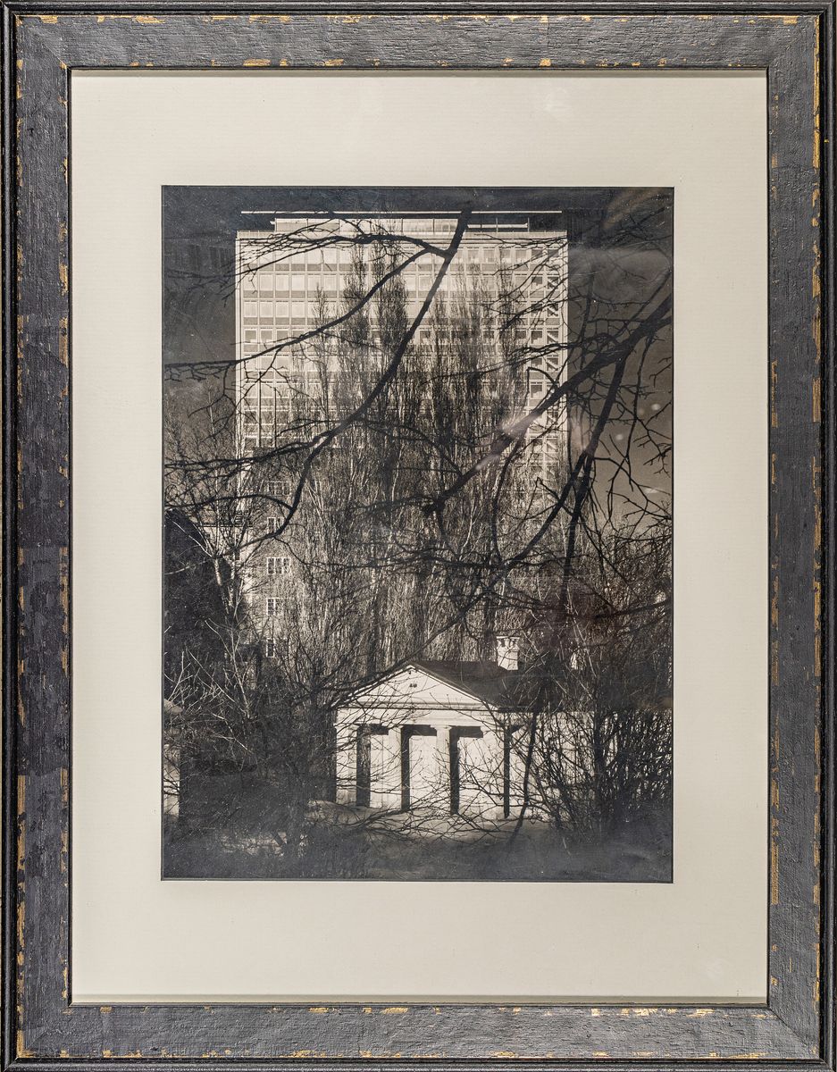 Detail k: Heinrich Heidersberger, 1905 - 2006 Brom-Silbergelatine-Abzug, Torhäuschen mit Braunschweiger Hochhaus im Hintergrund, rückseitig mit ...
