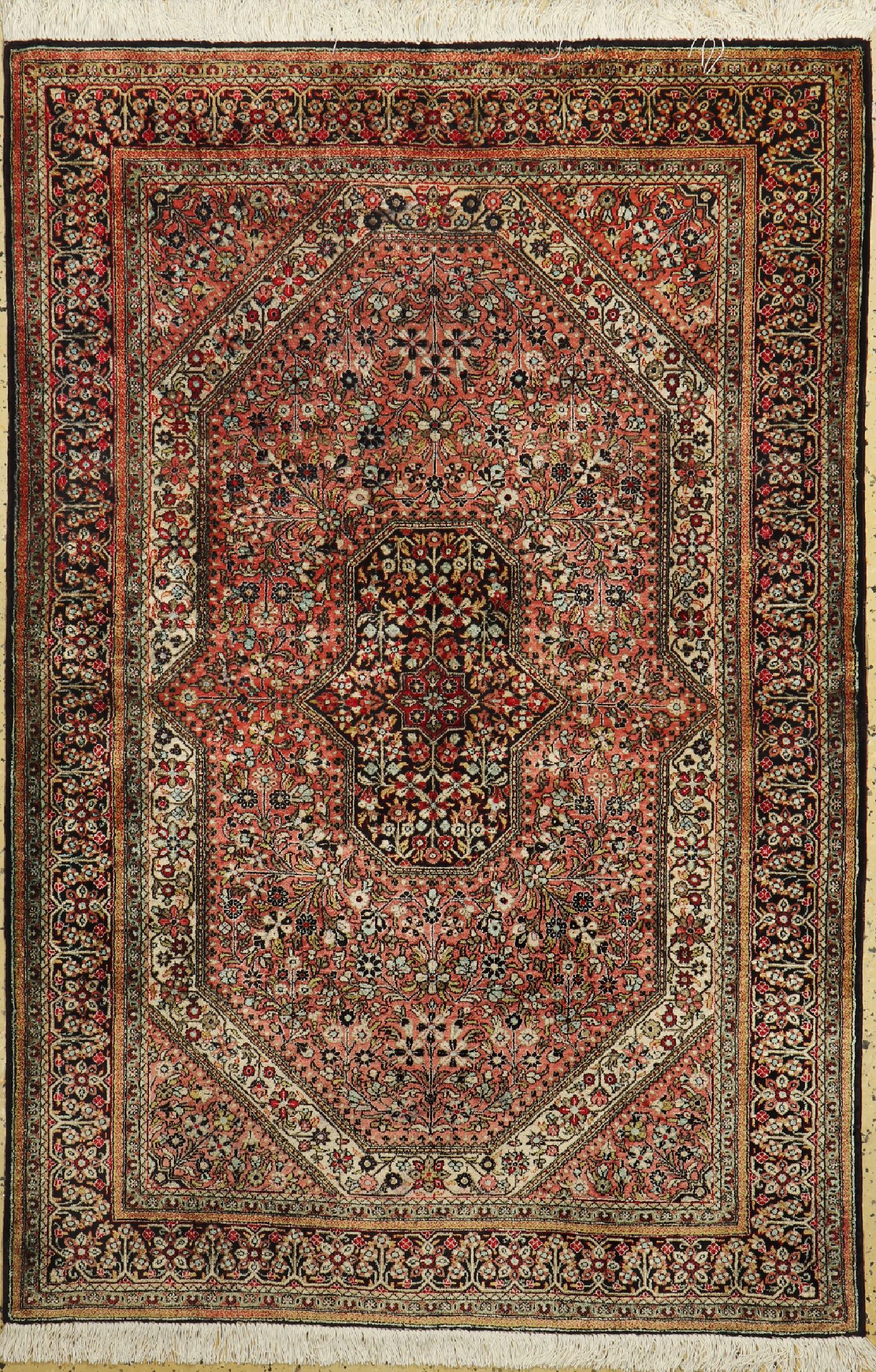 Ghom Seide, Persien, um 1960, reine Naturseide, ca. 158 x 105 cm, EHZ: 1-2, Fransen erneuert, verfärbt