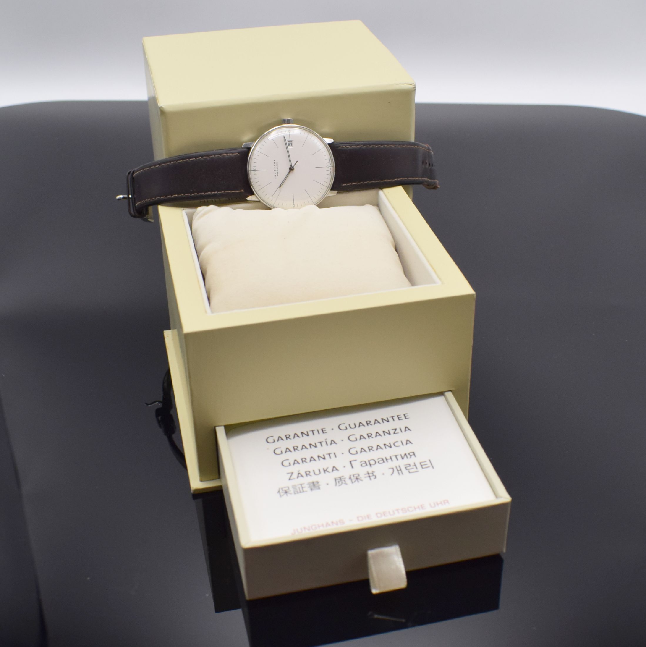Detail e: JUNGHANS Herrenarmbanduhr Max Bill Referenz 027/4002.44, Automatik, Edelstahlgeh. inkl. orig. Lederband (zu ern.) mit orig. Dornschl., Boden ...