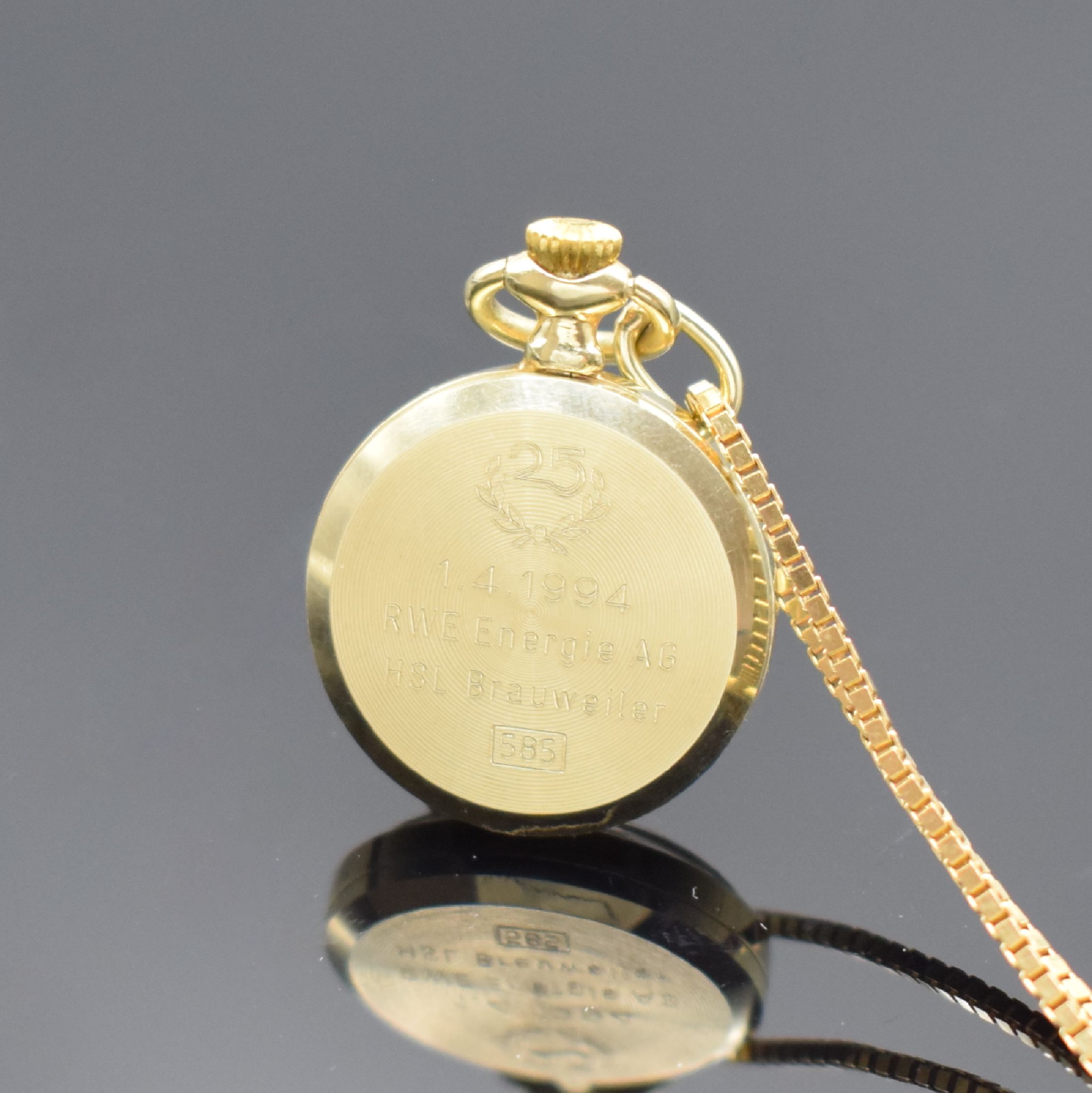 Detail a: STOWA kleine, offene Damentaschenuhr in GG 585/000 an GG 585/000 Kette, Deutschland / Schweiz um 1994, quarz, Boden mit Widmungsgravur aufgedr., ...