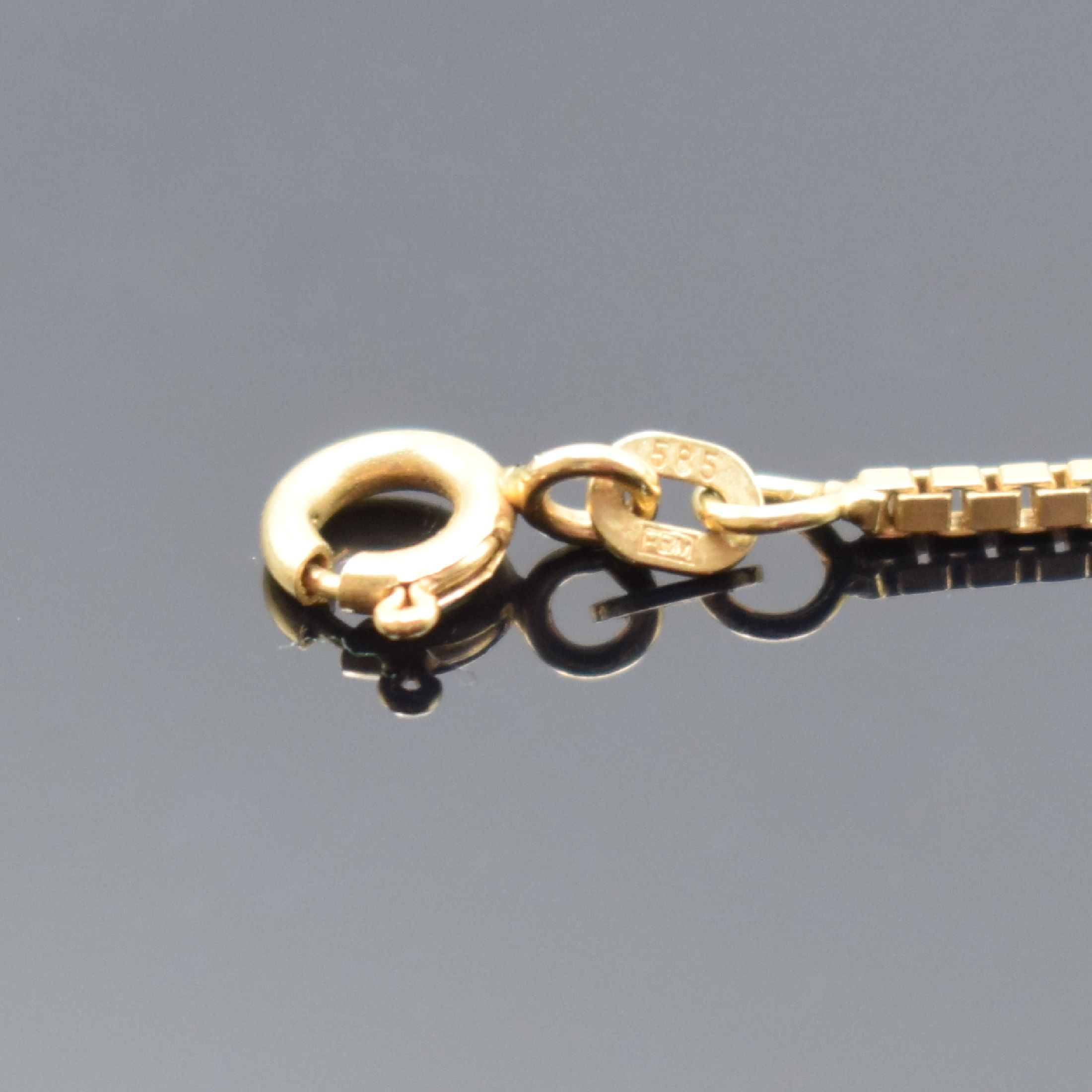 Detail b: STOWA kleine, offene Damentaschenuhr in GG 585/000 an GG 585/000 Kette, Deutschland / Schweiz um 1994, quarz, Boden mit Widmungsgravur aufgedr., ...