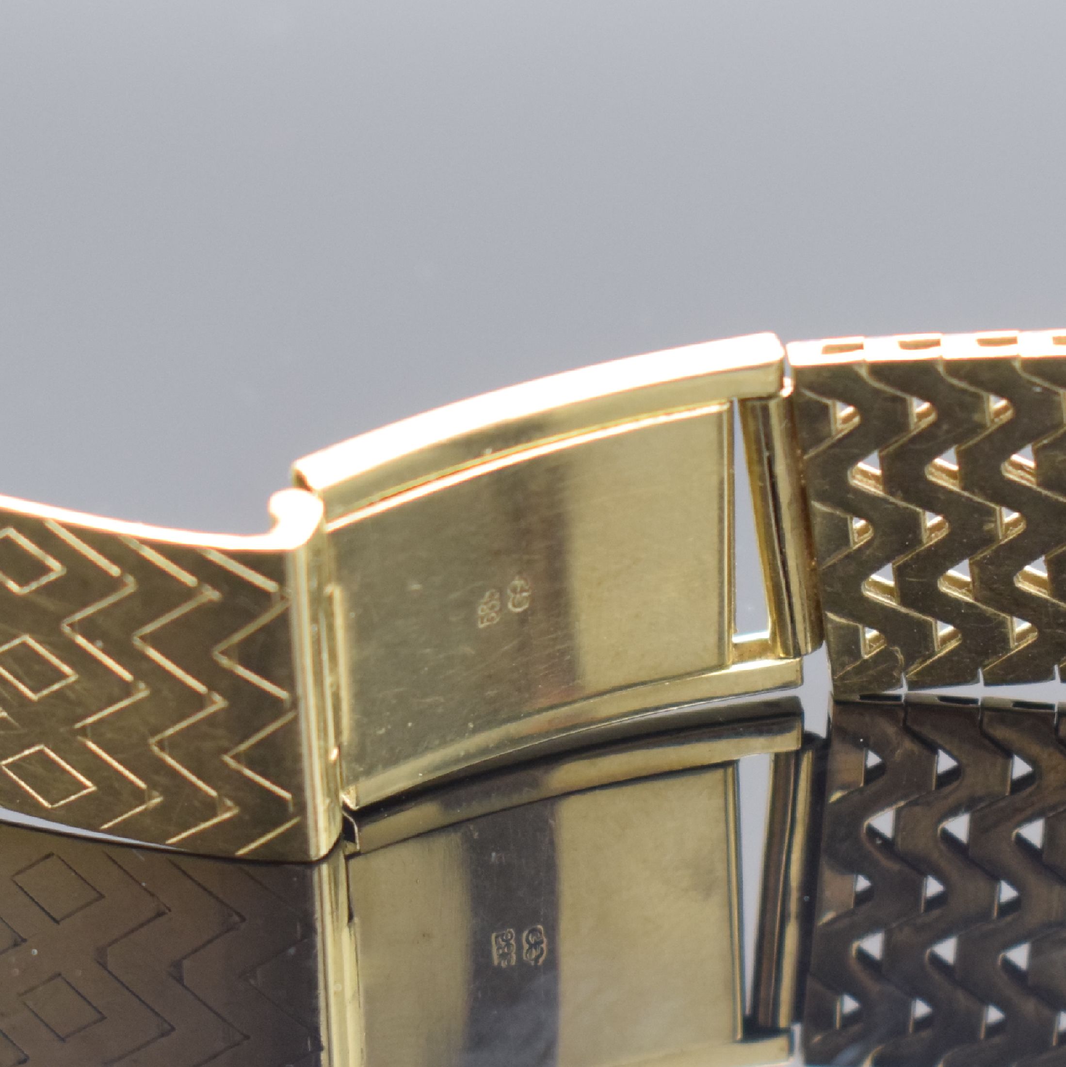 Detail c: ROXY Armbanduhr in GG 585/000, Handaufzug, Schweiz um 1965, Boden aufgedr., Goldband an der Schließe m. Monogramm BK, champagnerfarb. Zifferbl., ...