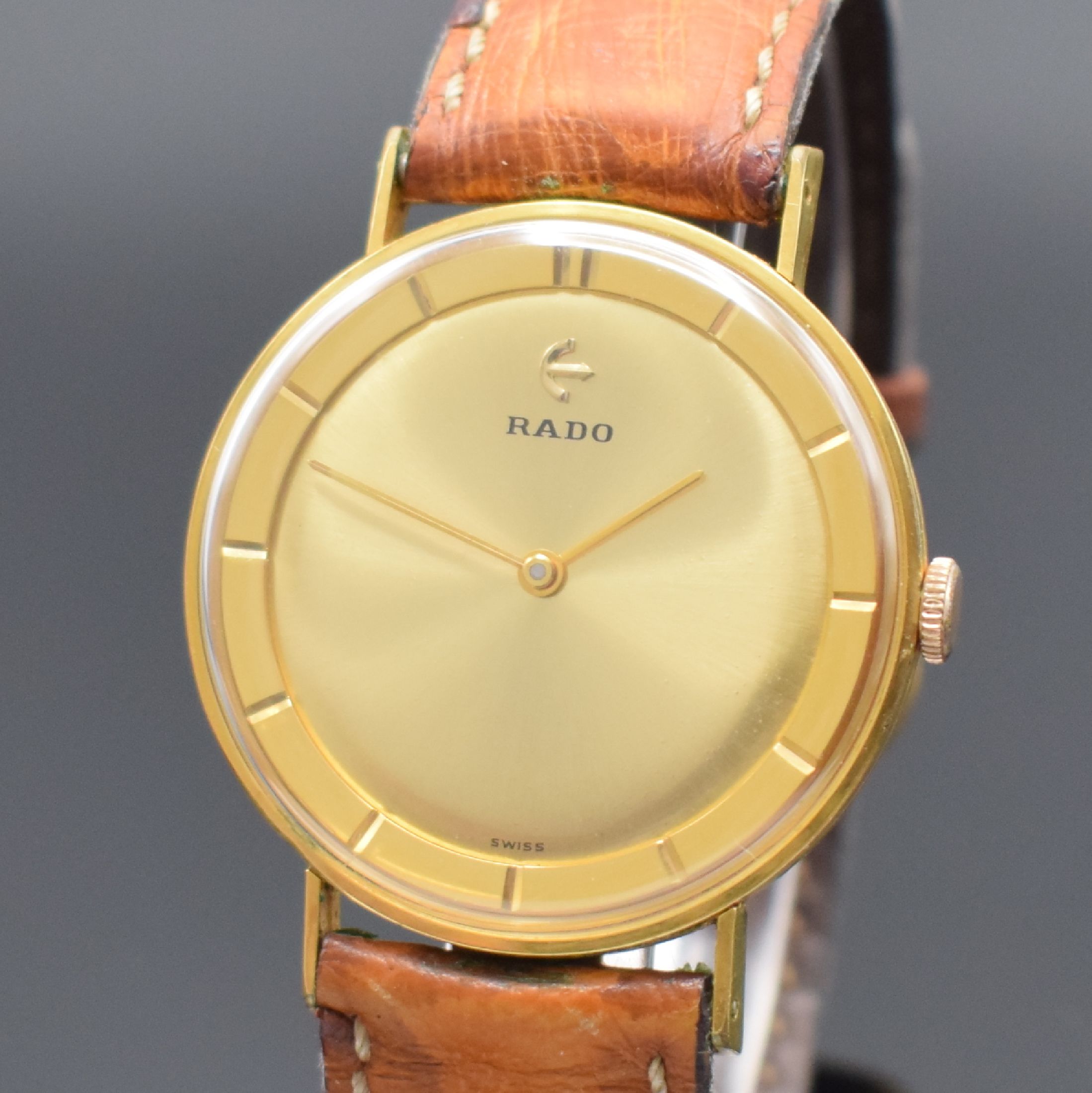 Detail a: RADO Armbanduhr, Handaufzug, Schweiz um 1965, verg. Geh., Edelstahlboden aufgedr., gold. Zifferbl. altersbed. fein pat., Index- Innenlünette, Anz. ...