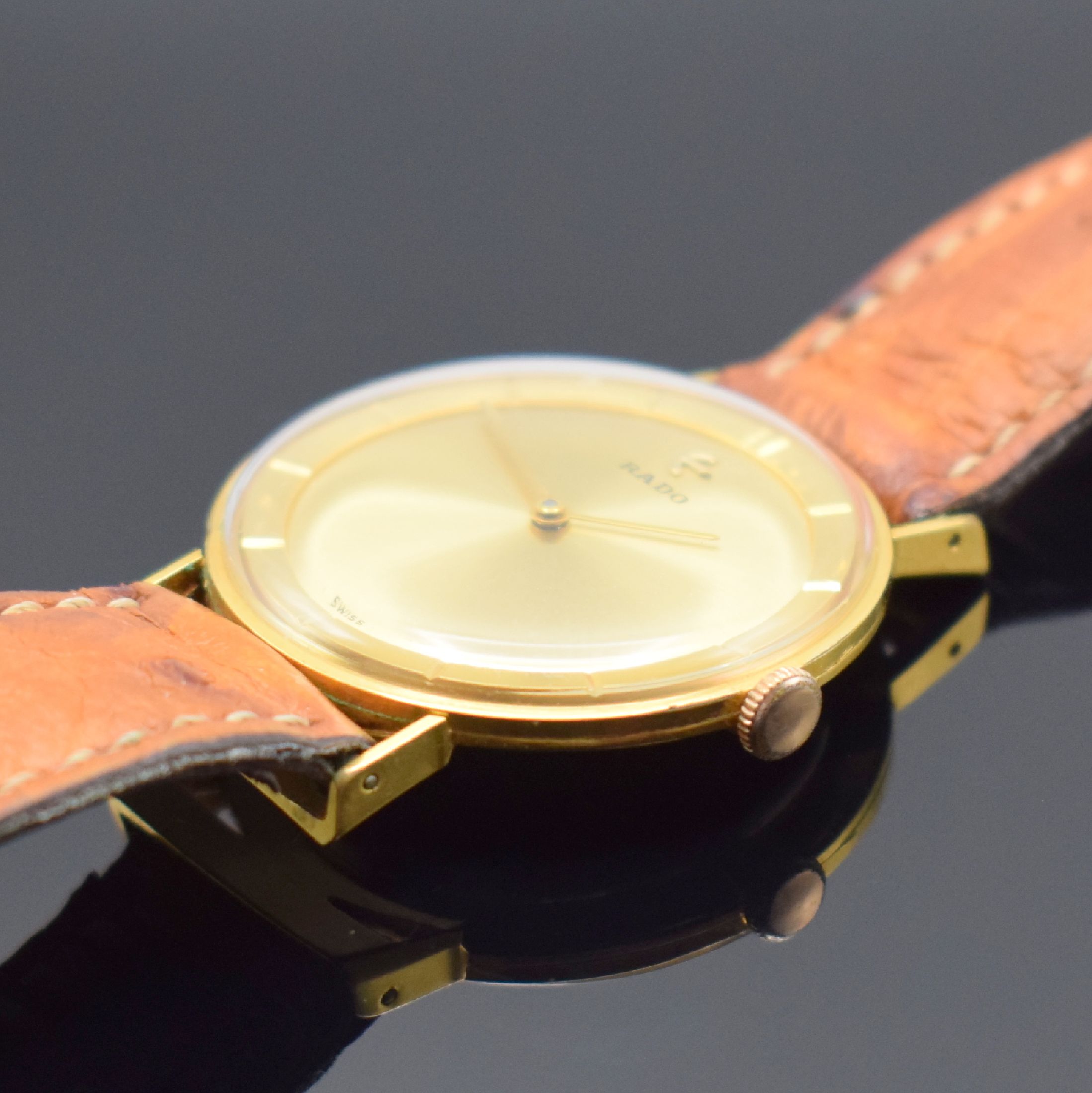 Detail b: RADO Armbanduhr, Handaufzug, Schweiz um 1965, verg. Geh., Edelstahlboden aufgedr., gold. Zifferbl. altersbed. fein pat., Index- Innenlünette, Anz. ...